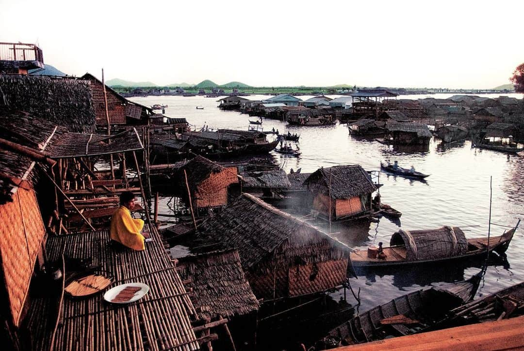 Michael Yamashitaさんのインスタグラム写真 - (Michael YamashitaInstagram)「Kampong Chnang stilt village, built to withstand the 30-foot rise and fall of the Tonle Sap (Great Lake) between wet and dry seasons. This is the largest freshwater lake in Southeast Asia and the only waterway in the world that actually changes direction twice a year. During the wet season, June through October, excess water flows northward upriver into the lake, swelling it to five times its size. Come the dry season, November to May, the river reverses its flow gradually draining the lake, naturally regulating the water that reaches the delta in the south, keeping it constantly supplied throughout the year. I climbed up and through this labyrinth of bamboo stilt houses, some as tall as three stories, in search of the perfect sunset.  But the Tonle Sap is in serious trouble. Drought, dam building and overfishing have brought it to a tipping point. As the lake goes, so goes the greater Mekong ecosystem. A devastating drought last year left the Mekong River at its lowest level in recorded history. And as the Mekong goes, so goes the Tonle Sap, as well as the livelihoods of the fishermen who live here in this amazing architectural wonder. Pray for rain. #tonlesaplake #stilthouse #stiltvillage #tonlesap #cambodia #climatechange」7月28日 0時34分 - yamashitaphoto