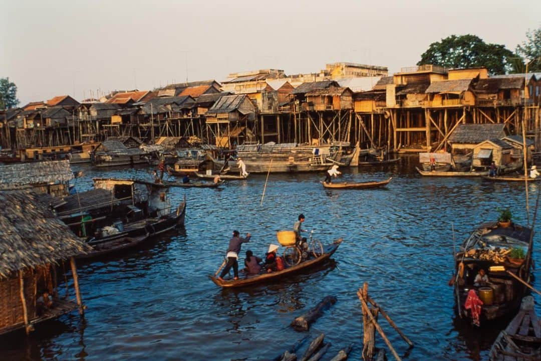 Michael Yamashitaさんのインスタグラム写真 - (Michael YamashitaInstagram)「Kampong Chnang stilt village, built to withstand the 30-foot rise and fall of the Tonle Sap (Great Lake) between wet and dry seasons. This is the largest freshwater lake in Southeast Asia and the only waterway in the world that actually changes direction twice a year. During the wet season, June through October, excess water flows northward upriver into the lake, swelling it to five times its size. Come the dry season, November to May, the river reverses its flow gradually draining the lake, naturally regulating the water that reaches the delta in the south, keeping it constantly supplied throughout the year. I climbed up and through this labyrinth of bamboo stilt houses, some as tall as three stories, in search of the perfect sunset.  But the Tonle Sap is in serious trouble. Drought, dam building and overfishing have brought it to a tipping point. As the lake goes, so goes the greater Mekong ecosystem. A devastating drought last year left the Mekong River at its lowest level in recorded history. And as the Mekong goes, so goes the Tonle Sap, as well as the livelihoods of the fishermen who live here in this amazing architectural wonder. Pray for rain. #tonlesaplake #stilthouse #stiltvillage #tonlesap #cambodia #climatechange」7月28日 0時34分 - yamashitaphoto