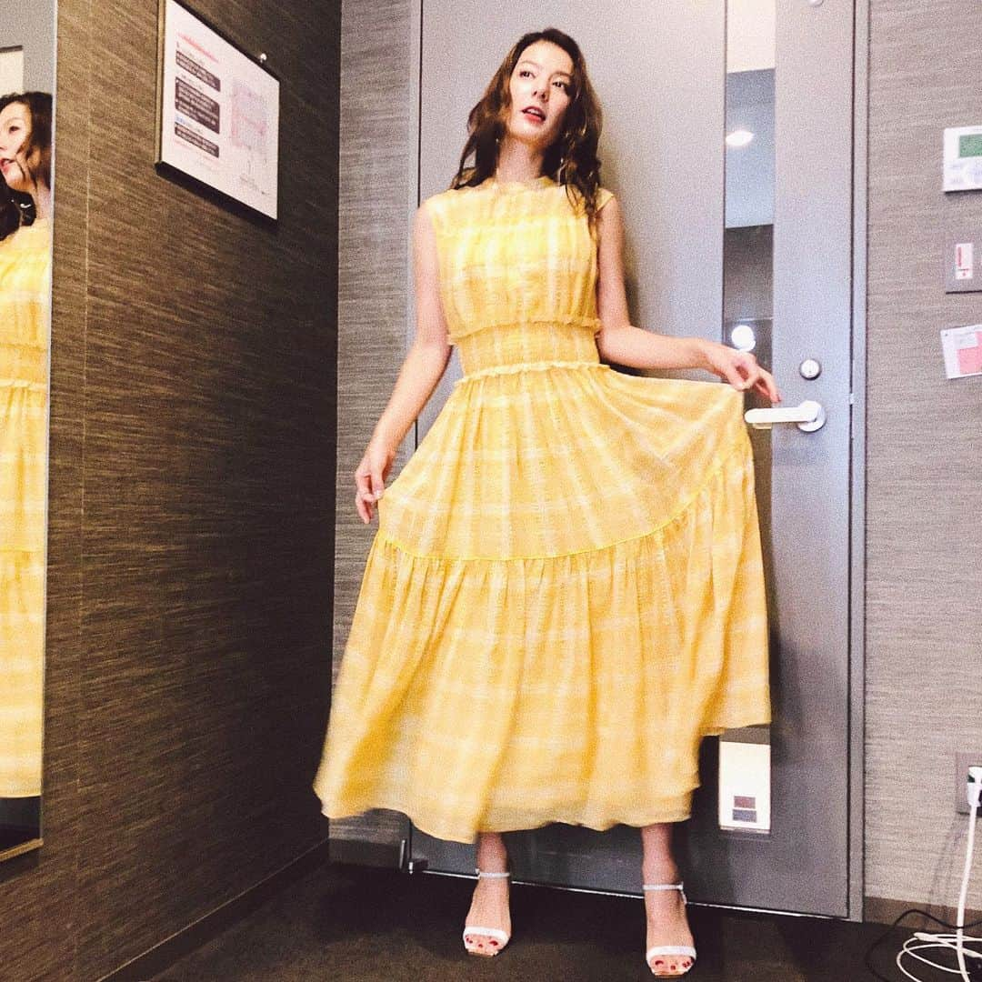 スザンヌさんのインスタグラム写真 - (スザンヌInstagram)「うでむちっ。💪﻿ ﻿ だけど可愛いひまわり🌻カラーのワンピース👗　﻿ ﻿ ワンピ…@furfur_official﻿ ﻿ サンダル…@charleskeithofficial﻿ ﻿ リップは﻿ @dgbeauty_4meee ﻿ #ドルガバリップ #670 番﻿ ﻿ お肌は﻿ @electore でケア♡﻿ ﻿ そんなこんなでお仕事終ーわり☺️﻿ ﻿ 久しぶりに朝から晩までみっちりお仕事な2日間で、﻿ ありがた充実感とともに疲労も😂←昔は寝なくてもへっちゃらだったのになぁー﻿ ﻿ 体力強化頑張るぞっ💪🌈」7月28日 0時36分 - suzanneeee1028