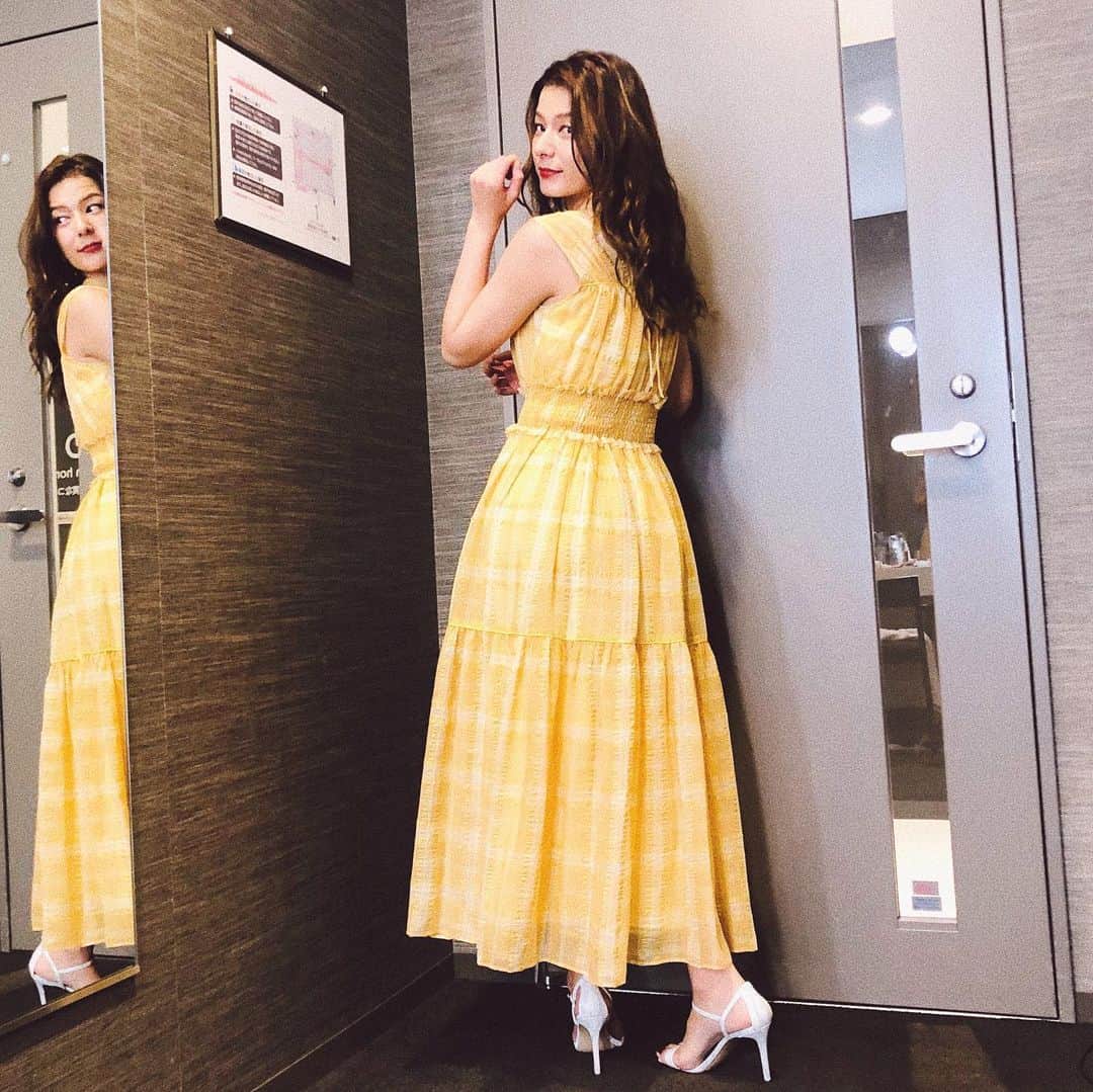 スザンヌさんのインスタグラム写真 - (スザンヌInstagram)「うでむちっ。💪﻿ ﻿ だけど可愛いひまわり🌻カラーのワンピース👗　﻿ ﻿ ワンピ…@furfur_official﻿ ﻿ サンダル…@charleskeithofficial﻿ ﻿ リップは﻿ @dgbeauty_4meee ﻿ #ドルガバリップ #670 番﻿ ﻿ お肌は﻿ @electore でケア♡﻿ ﻿ そんなこんなでお仕事終ーわり☺️﻿ ﻿ 久しぶりに朝から晩までみっちりお仕事な2日間で、﻿ ありがた充実感とともに疲労も😂←昔は寝なくてもへっちゃらだったのになぁー﻿ ﻿ 体力強化頑張るぞっ💪🌈」7月28日 0時36分 - suzanneeee1028