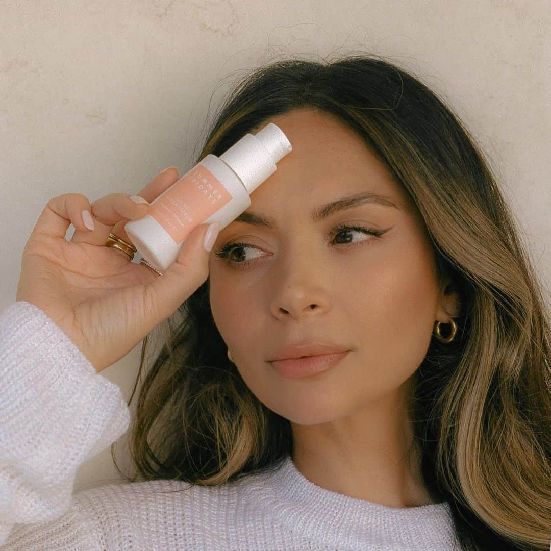 Marianna Hewittのインスタグラム：「have you tried @summerfridays cc me serum yet?  • two forms of vitamin c help with hyperpigmentation + dark spots • gives instant moisture + glow from squalane • vegan + cruelty-free  available at: @summerfridays @sephora @meccacosmetica @theofficialselfridges @cultbeauty」