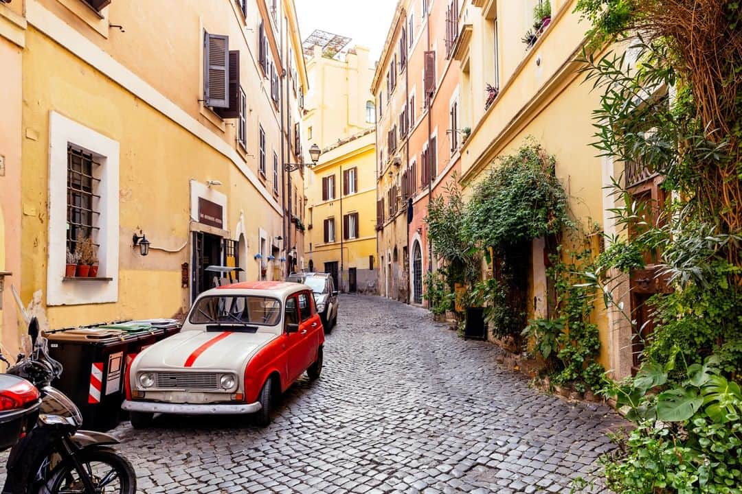 Lonely Planetのインスタグラム：「We've rounded up 6 classic road trips for your next Italian holiday (cute car optional). Tap the link in bio to see which ones made the cut.  Tell us which one you'd like to do first or your favourite route we missed! 👇  #italy #roadtrip #italyroadtrip #vintagecars #roadtrippin #italytravel #italytrip #italyiloveyou」