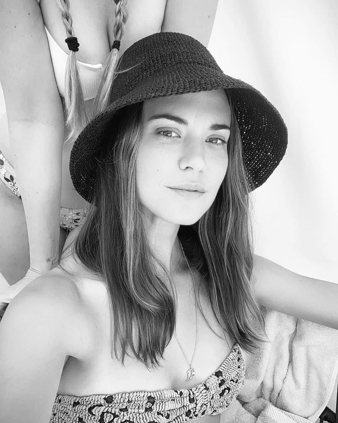 オデット・アナブルのインスタグラム：「Challenge accepted. Thank you @meliakreiling @minkakelly @kathryn_hetherington. Fitting that I’m wearing a @mytenandahalf necklace that was given to me by two girlfriends (@kelle13 @christinesymondshair) with Charlie’s initials engraved on the back to remind me everyday that on the scale, we are all a 10 1/2. This picture also includes a special appearance by @heyjengeorge and her boobs. A lot of cool chicks I just mentioned. #womensupportingwomen  An update on this post:   Turns out the hash tag “#challengeaccepted” was originally meant to spread awareness about violence against women in Turkey. I had no idea and did not research it before joining in. It originated after the murder of 27 year old Turkish student Pinar Gültekin.   The spirit with which I was presented this hash tag was beautiful and honest and was meant for female empowerment, but I think it’s important to also understand its origin. I may keep getting things wrong. That’s okay. I can always redirect and come from a place of learning and understanding.    #pinargultekin」