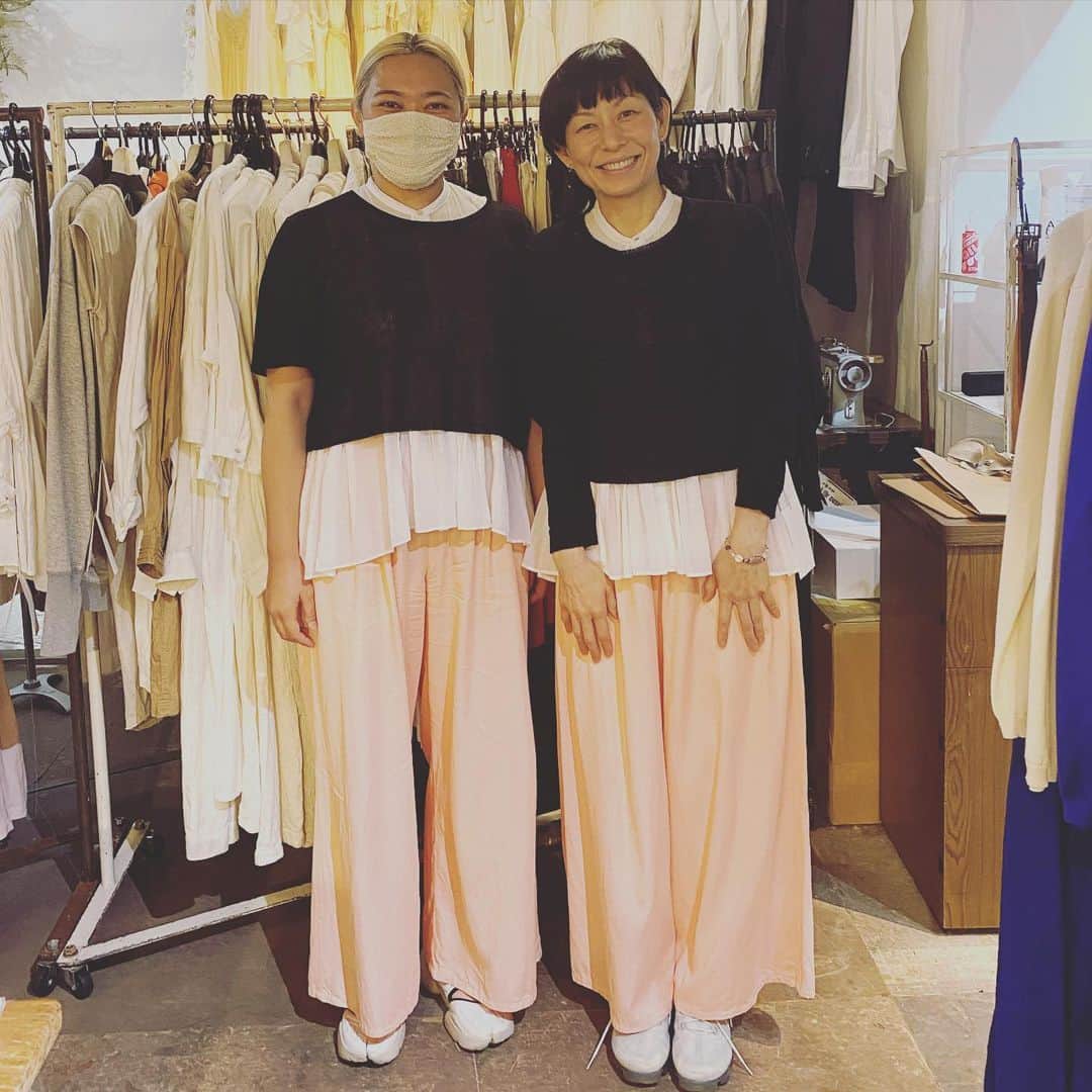 永田琴のインスタグラム：「suzuki takayuki さんのプレスルームで、ちょっとふざけてアシスタントのナツミちゃんの分身になってみました！笑  #suzukitakayuki」