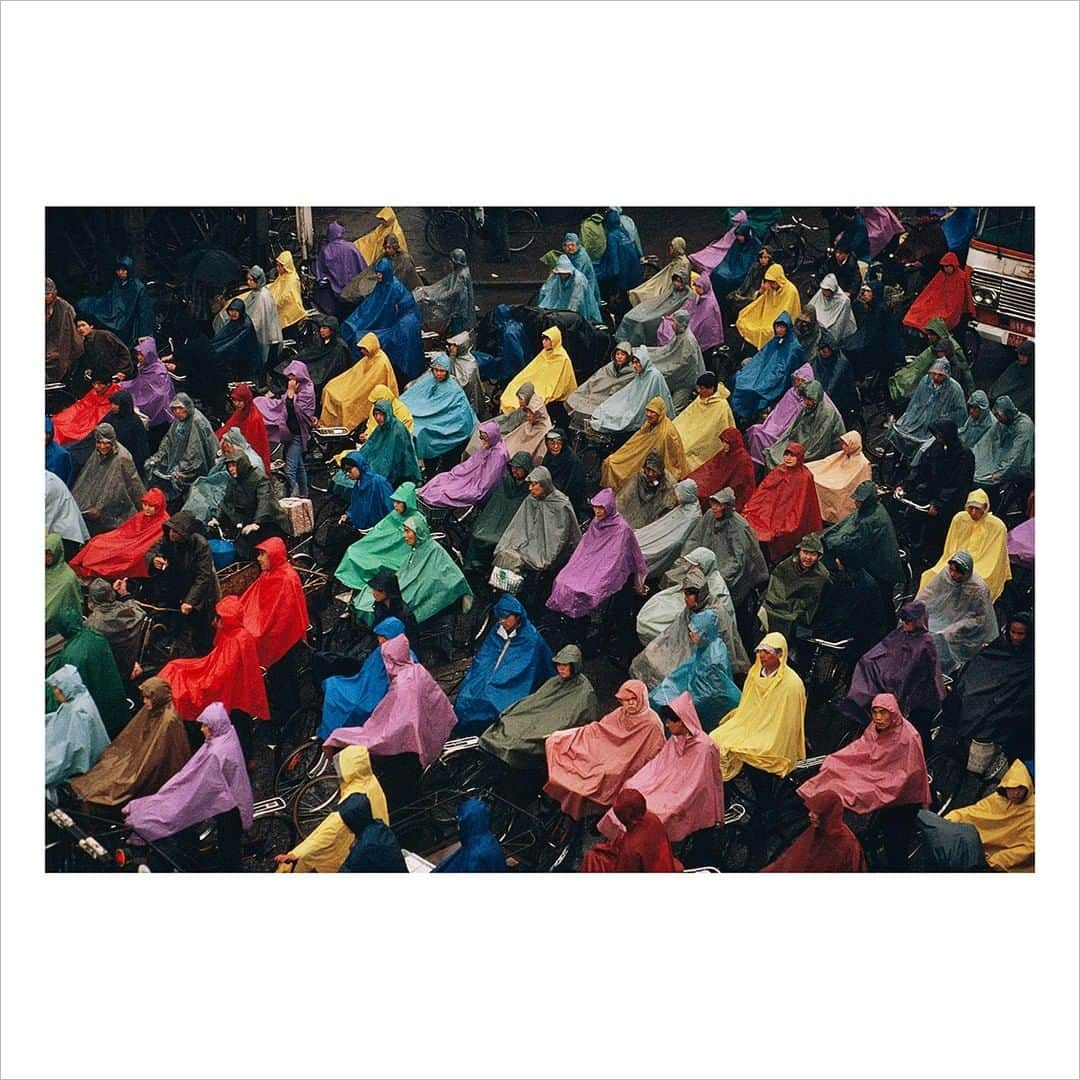 Magnum Photosさんのインスタグラム写真 - (Magnum PhotosInstagram)「“For my text I choose the last stanza of the poem 'Let There Be Peace' by Lemn Sissay:⁠ Let there be peace⁠ Let tears evaporate to form clouds, cleanse themselves⁠ And fall into reservoirs of drinking water.⁠ Let harsh memories burst into fireworks that melt⁠ In the dark pupils of a child’s eyes⁠ And disappear like shoals of silver darting fish,⁠ And let the waves reach the shore with a⁠ Shhhhhhhhhhhhhhh Shhhhhhhhhhhhhhhh Shhhhhhhhhhhhhhhh” – Stuart Franklin⁠ .⁠ Solidarity, the July Magnum Square Print Sale, in support of the @naacp and in collaboration with @voguemagazine, is live for 1 week only!⁠ .⁠ This is a unique opportunity to purchase signed or estate-stamped prints by over 100 of the world’s leading photographic artists in an exclusive 6x6” format for $100.⁠ .⁠ Magnum photographers and Vogue are both donating 50% of their proceeds to the National Association for the Advancement of Colored People (@naacp), the longest-running, and largest civil rights organization in the United States.⁠ .⁠ The NAACP’s mission is to eliminate race-based discrimination and uphold equality of rights of all persons.⁠ .⁠ Visit the link in bio to see all the images available.⁠ .⁠ PHOTO: Cyclists in the rain. Shanghai, China. 1993.⁠ .⁠ © #StuartFranklin/#MagnumPhotos⁠ ⁠ #MAGNUMSQUARE #Solidarity #printsale」7月28日 0時45分 - magnumphotos