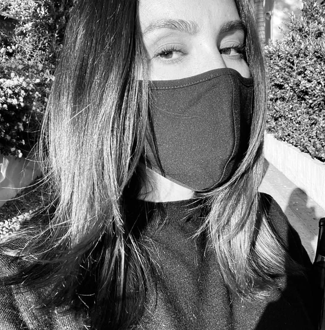 JEN ATKINさんのインスタグラム写真 - (JEN ATKINInstagram)「#challengeaccepted BUT I would love to encourage #womensupportingwomenIntoACTION as we not only continue in our fight for gender equality but also get ready to VOTE, support Black Lives Matter + wear MASKS to protect each other from a killer virus. As we get excited for a selfie empowering trend lets ALSO keep pushing all of our sisters (every shape x color x background) to fight the patriarchy!! Also random shoutout to @aoc for being a bad ass BITCH. 🙏🏼🗳☮️ 🧍🏽‍♀️🧍🏼‍♀️🧍🏿‍♀️🧍🏻‍♀️🧍🏾‍♀️🧍‍♀️」7月28日 0時50分 - jenatkinhair