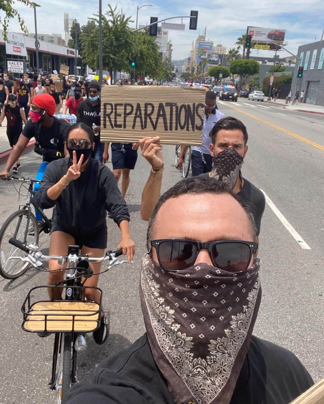 JEN ATKINさんのインスタグラム写真 - (JEN ATKINInstagram)「#challengeaccepted BUT I would love to encourage #womensupportingwomenIntoACTION as we not only continue in our fight for gender equality but also get ready to VOTE, support Black Lives Matter + wear MASKS to protect each other from a killer virus. As we get excited for a selfie empowering trend lets ALSO keep pushing all of our sisters (every shape x color x background) to fight the patriarchy!! Also random shoutout to @aoc for being a bad ass BITCH. 🙏🏼🗳☮️ 🧍🏽‍♀️🧍🏼‍♀️🧍🏿‍♀️🧍🏻‍♀️🧍🏾‍♀️🧍‍♀️」7月28日 0時50分 - jenatkinhair