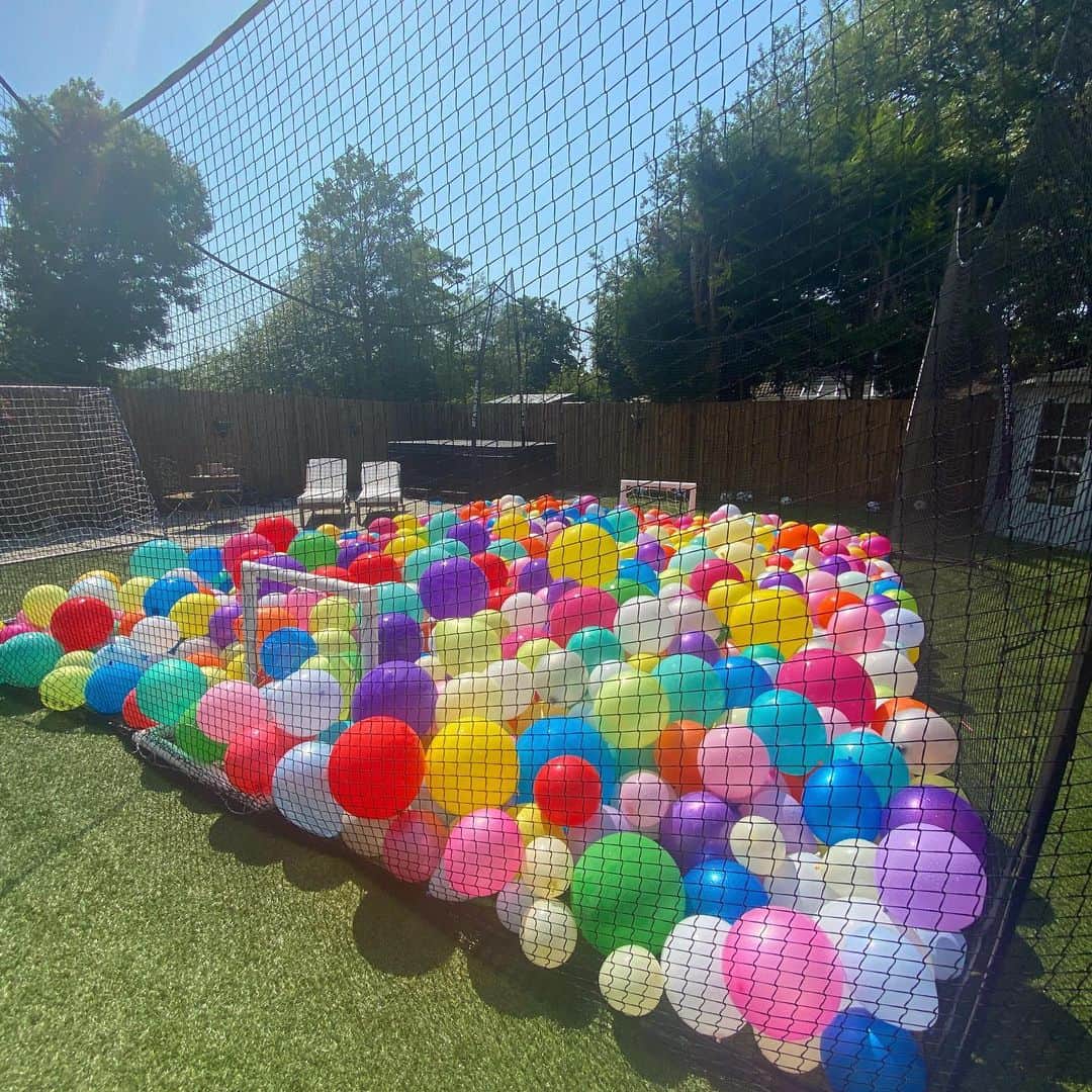F2Freestylersのインスタグラム：「1 v 1 on this pitch I made in my back garden. Tag your opponent 👇🏻」