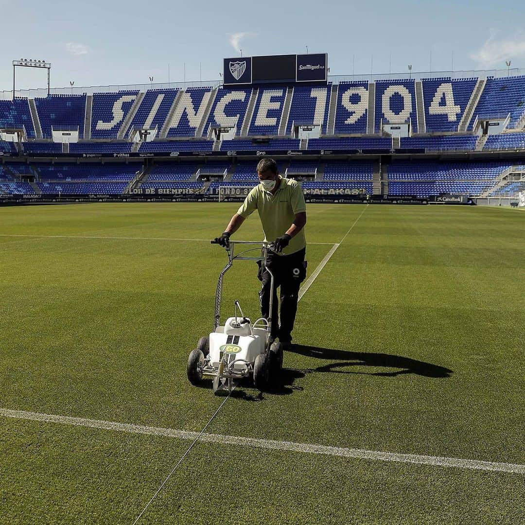 マラガCFさんのインスタグラム写真 - (マラガCFInstagram)「✍ Arrancaron hoy lunes las labores de remodelación del césped del Estadio #LaRosaleda🏟  ¡Mudamos la piel para arrancar a tope la temporada 20/21!  #Entidad」7月28日 0時52分 - malagacf