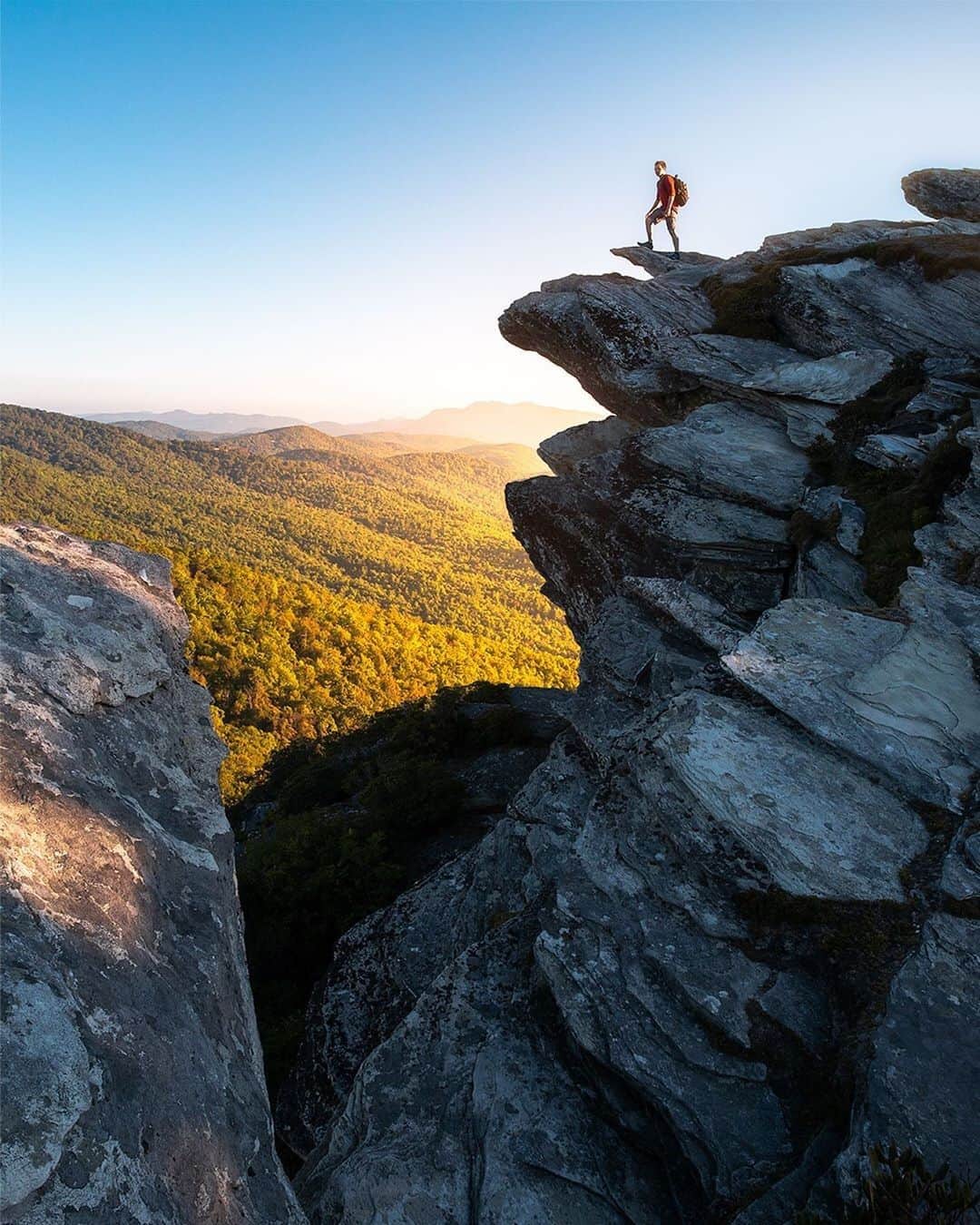 Visit The USAさんのインスタグラム写真 - (Visit The USAInstagram)「"One of my favorite places on Earth. Being inside has given me a greater appreciation for the places I take for granted so often." Linville Gorge, in North Carolina, has so many hikes (with views like this 🙌 ) to explore! We can see why it is @aaron_canoy's favorite place. What has been your favorite destination to visit in the USA? 📸 : @aaron_canoy #VisitTheUSA #TogetherInTravel」7月28日 1時00分 - visittheusa