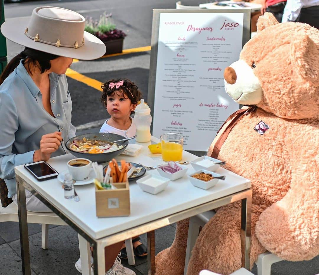 Primer Impactoさんのインスタグラム写真 - (Primer ImpactoInstagram)「🐻 Osos de peluche están siendo utilizados para recordar la importancia del distanciamiento social.  Estas fotografías fueron tomadas en un restaurante de #CiudadDeMéxico para evitar la concentración de personas en una misma mesa.  ¿Qué otras iniciativas conoces?  📸: Pedro Pardo / AFP vía Getty Images.」7月28日 1時00分 - primerimpacto