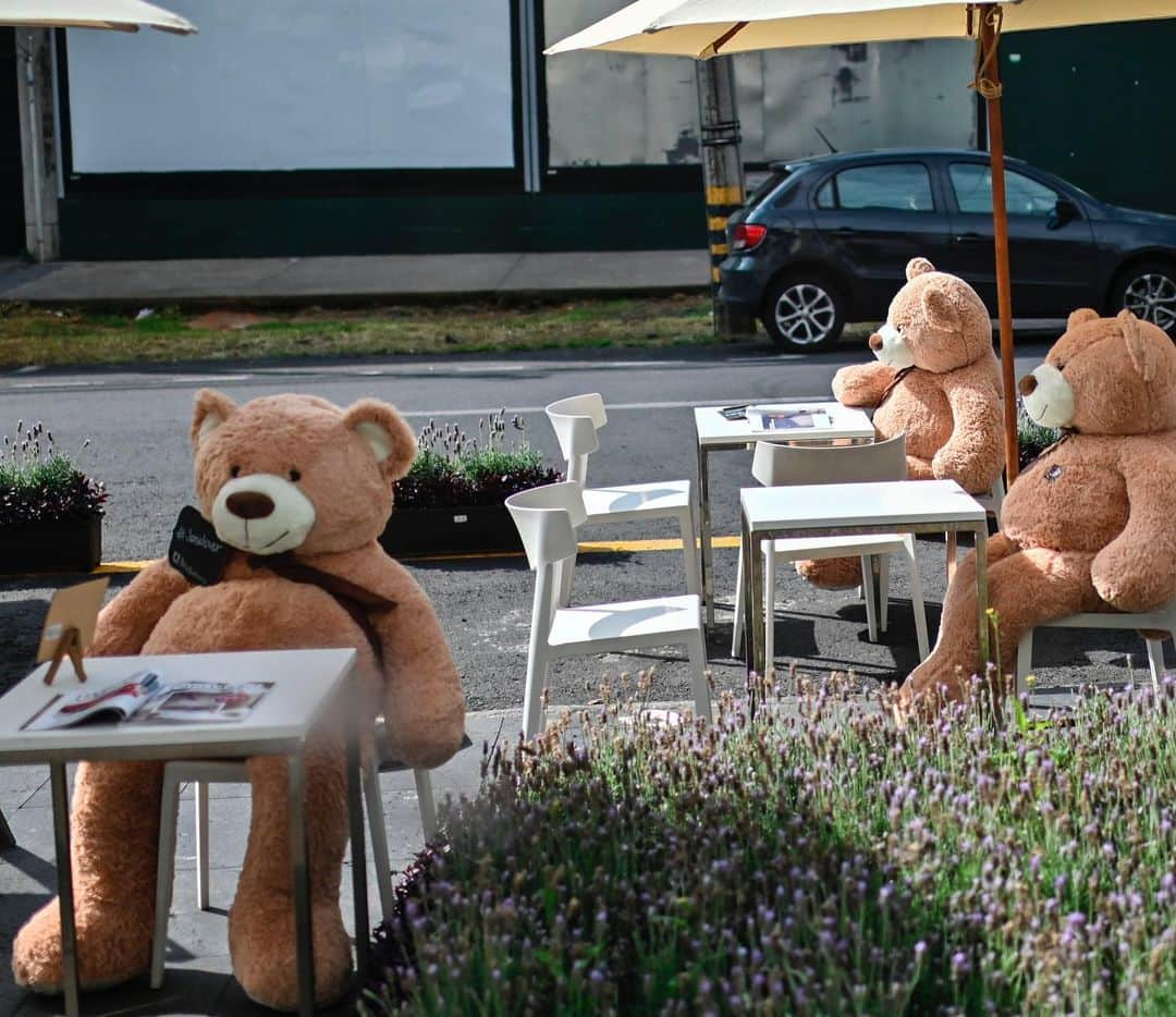 Primer Impactoさんのインスタグラム写真 - (Primer ImpactoInstagram)「🐻 Osos de peluche están siendo utilizados para recordar la importancia del distanciamiento social.  Estas fotografías fueron tomadas en un restaurante de #CiudadDeMéxico para evitar la concentración de personas en una misma mesa.  ¿Qué otras iniciativas conoces?  📸: Pedro Pardo / AFP vía Getty Images.」7月28日 1時00分 - primerimpacto