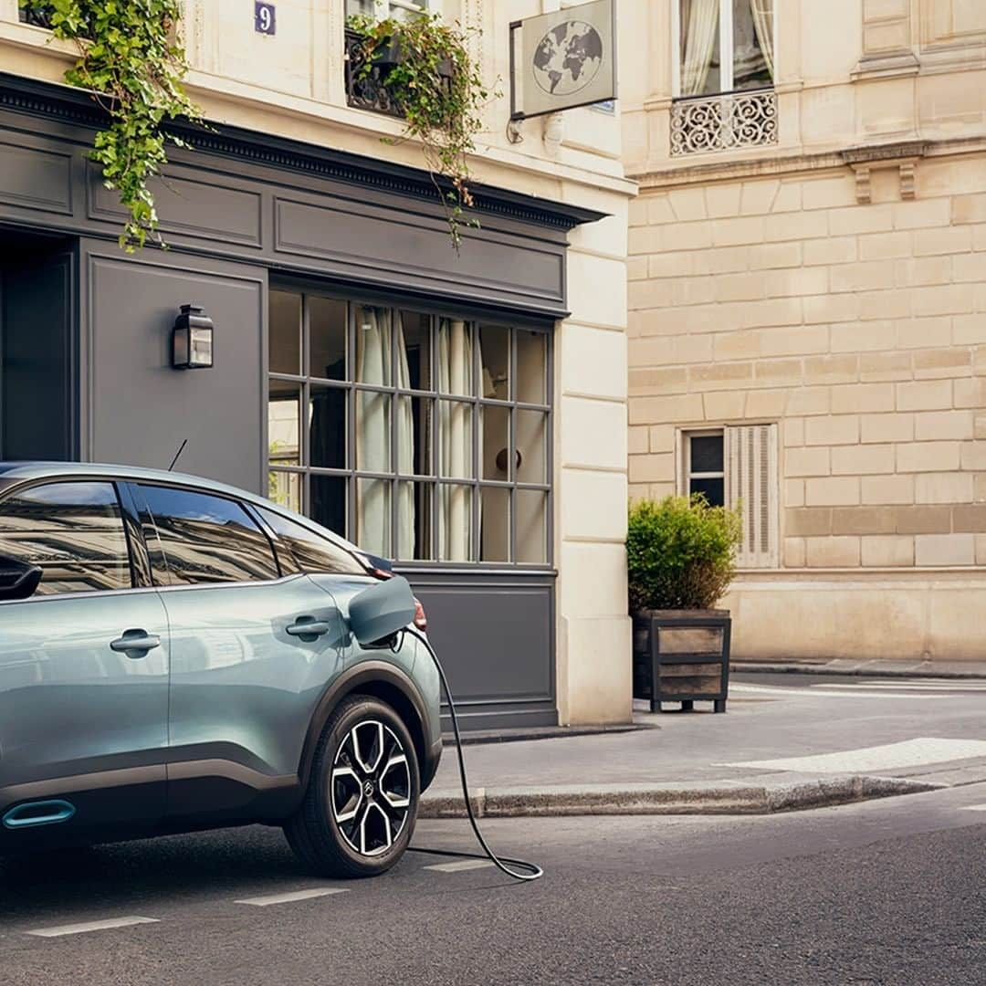 Citroënさんのインスタグラム写真 - (CitroënInstagram)「Opën the way! New Citroën ë-C4 - 100% ëlectric, the electric car that combines comfort and connectivity thanks to its Citroën Smart Pad Support ⚡️💛 Also available in petrol or Diesel. #ËlectricForAll #InspirëdByYouAll #New #Citroen #Car #Elegance #Design #Fashion #Comfort #Electric #Instacar #Carsofinstagram #Auto」7月28日 1時05分 - citroen