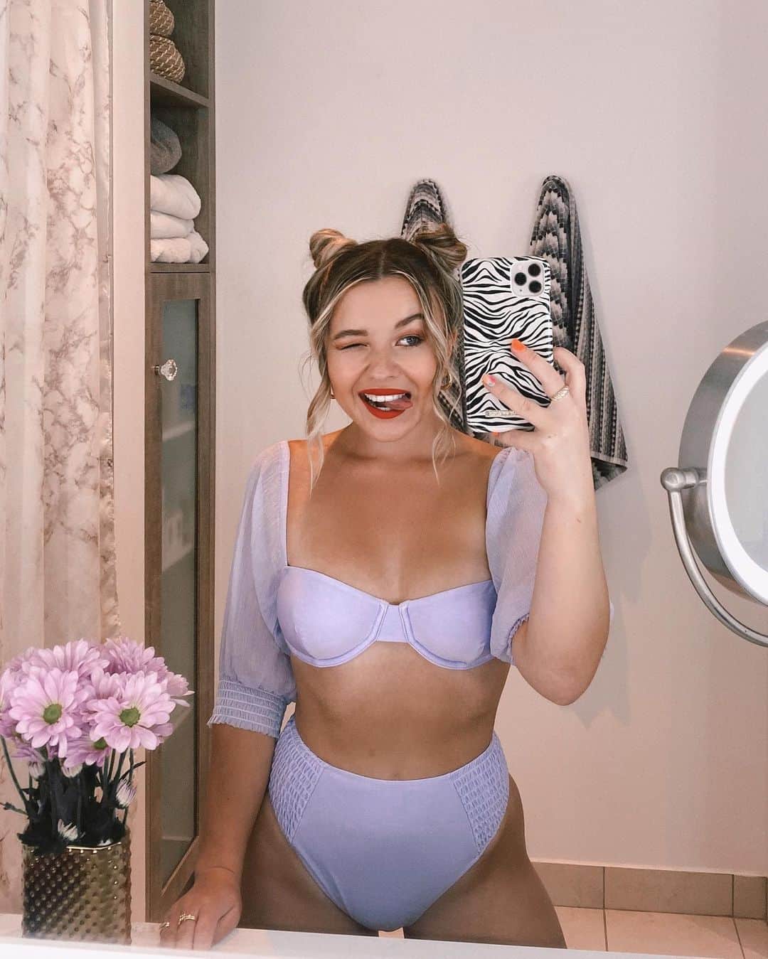 トーリ・ウェブスターのインスタグラム：「soft like a summer morning 💜☁️☕️」