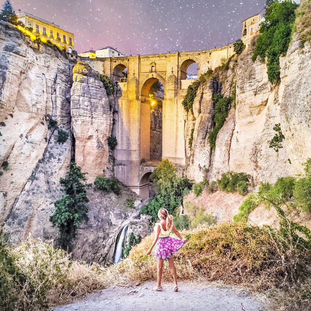 アリサ・ラモスさんのインスタグラム写真 - (アリサ・ラモスInstagram)「What travel dreams are made of. 😻✨ . Switching back to my Andalucía roadtrip series, apologies for any confusion, I'm just traveling faster than posting because I have to leave for business trips (YAY) at the end of August now! . Anyway! This is the famous bridge and waterfall in Ronda (southern Spain), and it actually wasn't my idea to go here but I'm so glad I did!!  . This view was so stunning that I hiked down from the top twice! Because I wanted to see it during the day and when the warm orange lights come on at night. . Also A LOT of you guys said you loved Ronda, so I was captivated by it's ability to charm so many! I can definitely see why it makes you swoon! . There have been talks about some travel restrictions lifting soon, so I'm really hoping US will be a part of that!! . I'll have a full itinerary of all these slow travel roadtrips for you soon! . Is Ronda now on your bucketlist??? . . #ronda #rhonda #andalucia #andalusia #southernspain #summer2020 #roadtrip #spainroadtrip #nightphotography #rondabridge #mylifesatravelmovie #travelphotography #travel2020」7月28日 1時13分 - mylifesatravelmovie