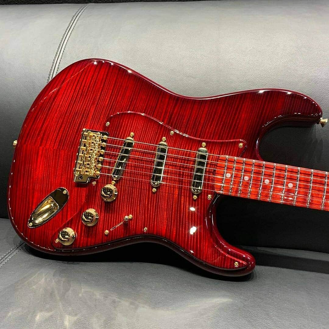 Fender Guitarさんのインスタグラム写真 - (Fender GuitarInstagram)「Someone call the 🚨 🚒 🚨 because this Custom '50s Strat is 🔥   All hand-stained flame maple, with gold knobs, pickup covers, and hardware from Master Builder @kyle_mcmillin83.」7月28日 1時07分 - fender