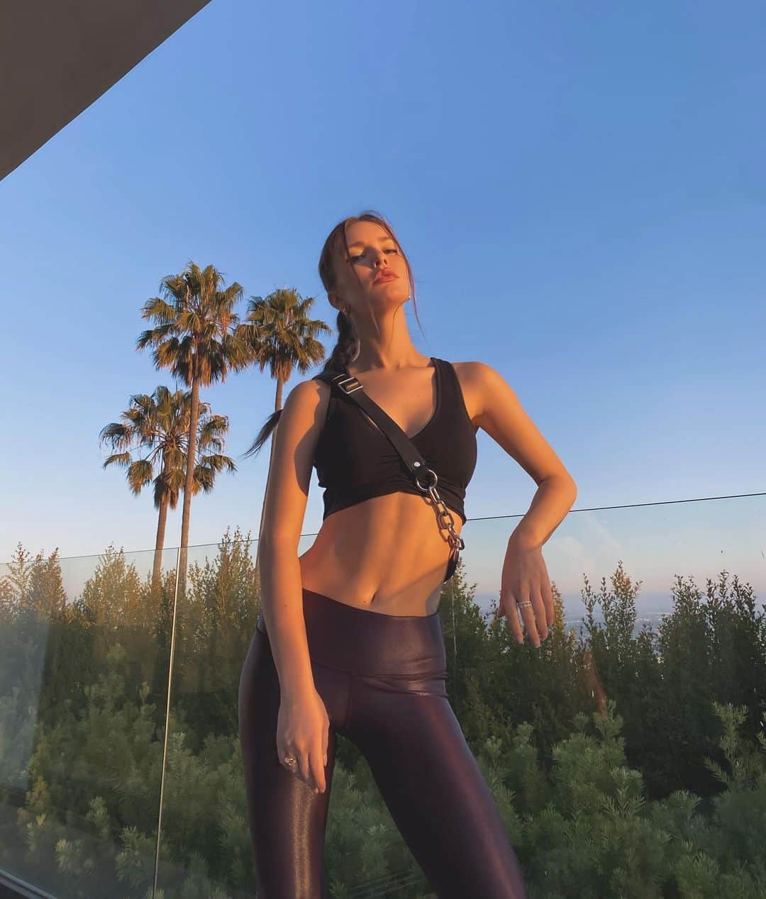 Katelyn Byrdさんのインスタグラム写真 - (Katelyn ByrdInstagram)「⛓⚔️Oxblood @aloyoga ⚔️🗡⛓」7月28日 1時11分 - katelynbyrd