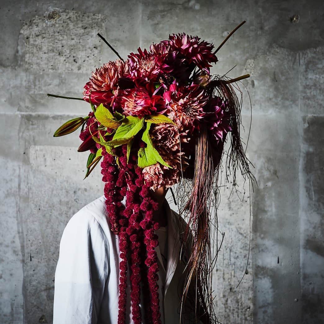 Instagramさんのインスタグラム写真 - (InstagramInstagram)「Flower artist Azuma Makoto (@azumamakoto) spends his time seeking out the mystery and hidden beauty of flowers and plants. ⁣  ⁣ “The inspiration for my work always comes from the flowers themselves,” say Azuma, whose botanical sculptures range from boutique pieces to large-scale installation projects. “Rather than find my own voice, I listen to the quiet voices of the flowers and plants. The work starts when one understands what they are trying to say.” ⁣  ⁣ With the flowers “changing moment by moment,” Azuma says making time-lapse videos of flowers and his working relationship with his collaborator and photographer Shiinoki Shunsuke is essential to preserving his work. ⁣  ⁣ “A still photograph can capture the moment but not the continuity, hence the need for the time-lapse work. Depending on how the video is taken, it can show various characteristics of the flower, such as opening, moving and withering, as though the flower has a clock inside it,” says Azuma. ⁣  ⁣ “Using flowers involves accepting their gift of life, so I always show my respect for this life in my art.” ⁣  ⁣ #ThisWeekOnInstagram⁣ ⁣ Photos and video by @shiinokishunsuke」7月28日 1時22分 - instagram