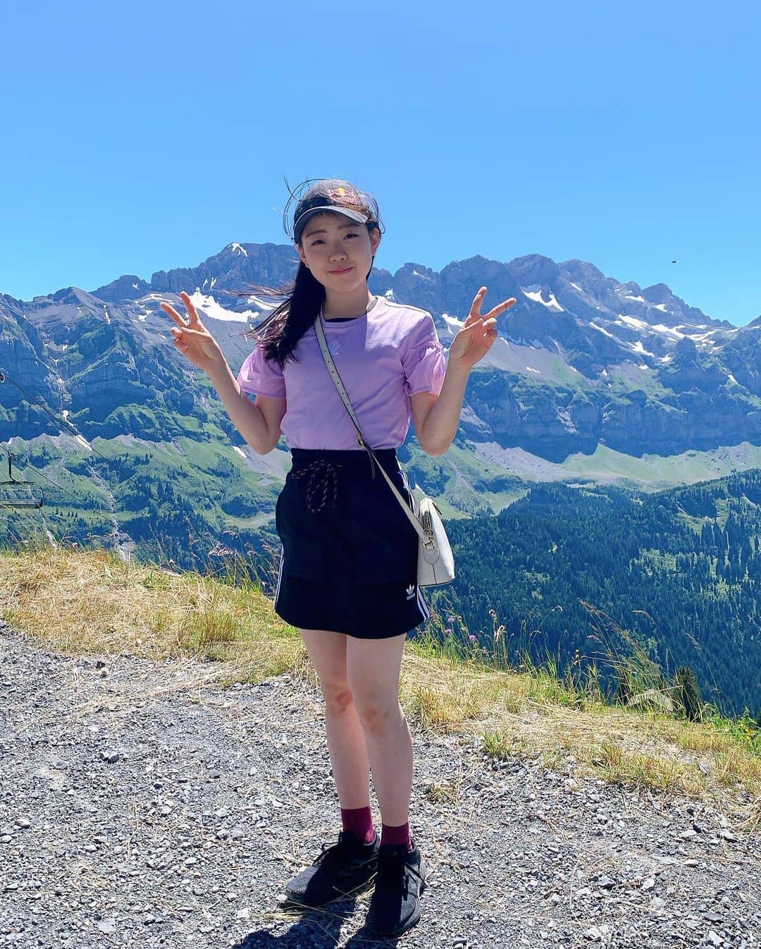 紀平梨花さんのインスタグラム写真 - (紀平梨花Instagram)「今日はオフだったのでロープウェイ🚡に乗って景色を見に行きました❣️ とっても綺麗でした☺️✨ そして美しい景色が見えるレストランへ😋💗🥗 また明日から練習頑張ります😊  #Switzerland #🇨🇭」7月28日 1時16分 - rikaskate0721