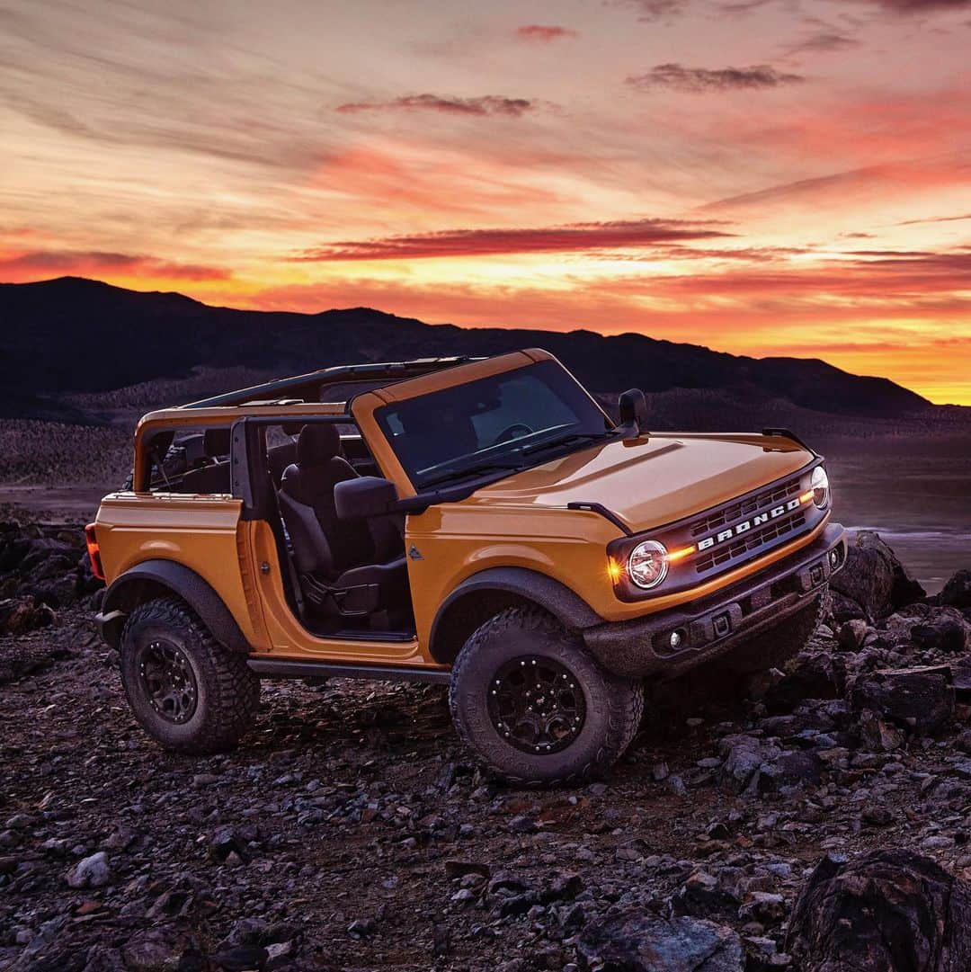 Fordさんのインスタグラム写真 - (FordInstagram)「Looks right at home, wherever it is you call home that day. Reserve yours at the link in the bio. @fordbronco . #Ford #FordBronco  Reservation terms apply. Preproduction model shown. Interior prototype, but representative of production vehicle. Aftermarket accessories not available for sale. Bronco available beginning spring 2021.」7月28日 1時31分 - ford