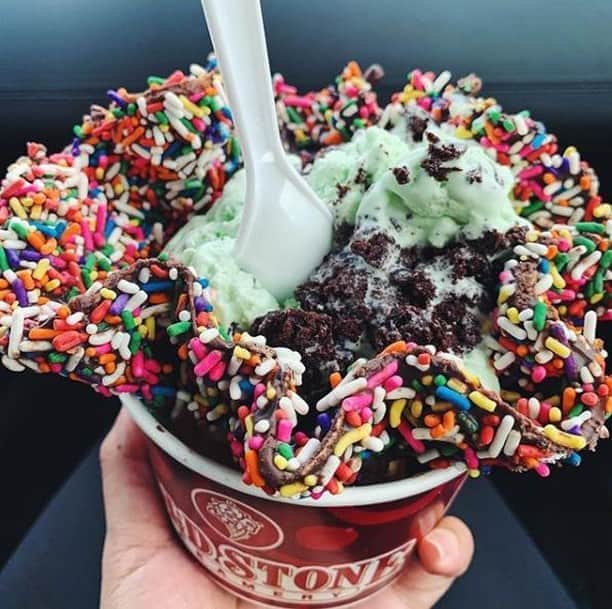 コールド・ストーン・クリーマリーのインスタグラム：「Sprinkles make everything better 😍😋🍦  📸: @alexias_ono_grindz」