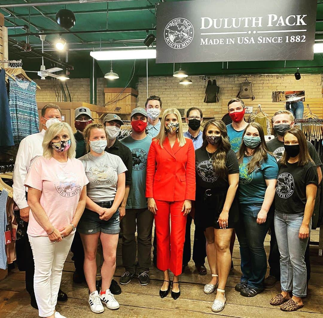 イヴァンカ・トランプさんのインスタグラム写真 - (イヴァンカ・トランプInstagram)「Today we visited the oldest canvas and leather pack manufacturer in the U.S., founded in 1882 in Duluth, MN.   For 138 years, @duluthpack’s Made in America products have stood the test of time!  Proud to announce their commitment to expanding their training + education opportunities through our #PledgetoAmericasWorkers!   These commitments large or small are more important now than ever! 🇺🇸」7月28日 1時29分 - ivankatrump