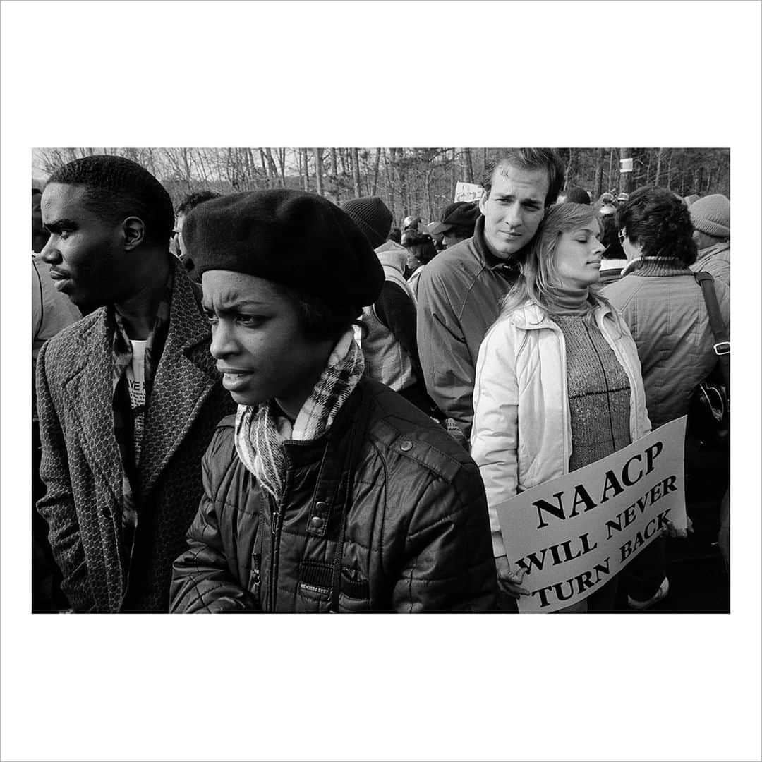 Magnum Photosさんのインスタグラム写真 - (Magnum PhotosInstagram)「In a year of global societal and political upheavals, 'Solidarity', the July Magnum Square Print Sale in support of the @naacp and in collaboration with @voguemagazine, challenges participating photographers to reflect upon the power of togetherness in tumultuous times.⁠ .⁠ The curation presents over 100 signed or estate-stamped prints by international visual artists, available for just $100 for 7 days only in an exclusive 6x6” format.⁠ .⁠ Magnum photographers and Vogue are both donating 50% of their proceeds to the National Association for the Advancement of Colored People (@naacp), the longest-running, and largest civil rights organization in the United States.⁠ .⁠ The NAACP’s mission is to eliminate race-based discrimination and uphold equality of rights for all persons.⁠ .⁠ Visit the link in bio to see all the images available.⁠ .⁠ PHOTO: Anti-racism March. Forsyth County, Georgia, USA. 1987.⁠ .⁠ © @elireedmagnum/#MagnumPhotos⁠ ⁠ #MAGNUMSQUARE #Solidarity #printsale」7月28日 1時30分 - magnumphotos