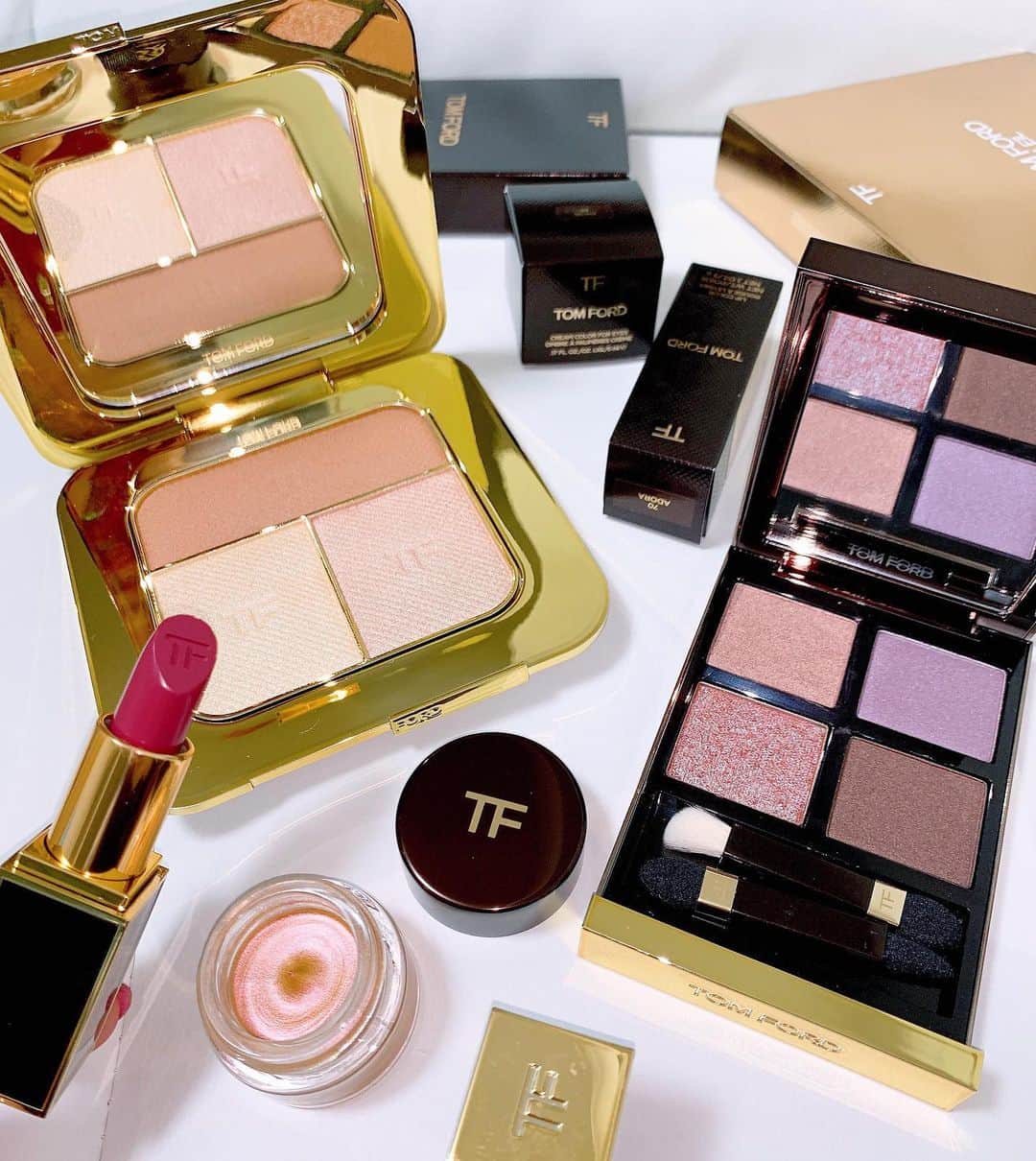 AIKAさんのインスタグラム写真 - (AIKAInstagram)「. . お初の #TOMFORD 👄💜💗💜 . @rio19891015 様の動画見て 気になってたし使うの楽しみ～👱🏻‍♀️ . . ✔アイカラー ２５/ #プリティベイビー  . ✔リップカラー ７０/ アドーア . ✔クリームアイシャドウ ０３/ スフィンクス . ✔フェイスパウダー #ソレイユコントゥーリングコンパクト . . #tomfordbeauty #トムフォード #トムフォードビューティー #アイカラークオード#コスメ #デパコス #デパコス購入品品」7月28日 1時40分 - aikaaa1110