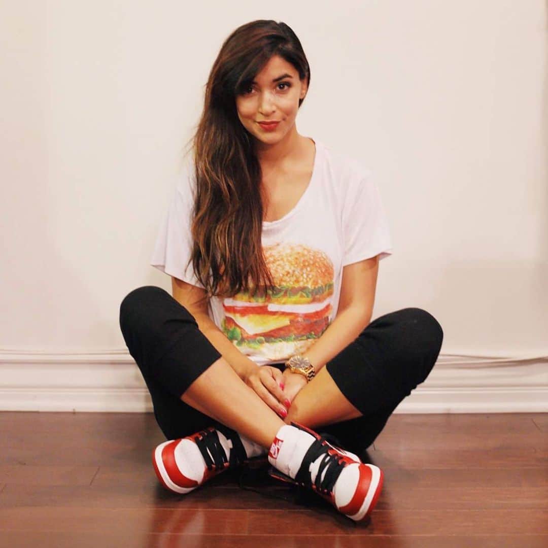 ハンナ・シモンのインスタグラム：「Watched Last Dance and now I’ll be sitting here screaming PUT ME IN COACH to no one because it’s a pandemic and I haven’t seen anyone in a million years. *i was too scared to wear my pizza shirt those who know know.」