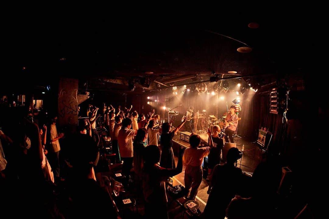 森野光晴のインスタグラム：「昨晩。﻿ 5か月ぶりにお客さんの前でライブを演りました。﻿ ﻿ 緊急事態宣言解除後、ライブハウスのガイドラインが発表された時は「そんなのがライブって言えるの！？」って思ったけど、﻿ちゃんとライブできたね。﻿ (勿論、配信を観てくれたみなさんの力もあります)﻿ ありがとう。 ﻿ これからどうなっていくのかは正直わからない。﻿ できない事を嘆くより、できる事をやっていく事が大事なのかな。﻿ ﻿ - - - ﻿ 有り得ない程の大打撃を受け 流石に草臥れても﻿ 容赦ない痛み全部糧にして 形成された今が良いんだ ﻿ 詰まらないとか未来見定めして 四の五の言わないでよ﻿ 世知辛い痛み何時か物にして 戸惑いを打ち殺す様な﻿ ﻿ 新章が ﻿ コウシン / SAKANAMON﻿ ﻿ - - - ﻿ フォトバイ @imdaisukesakai」