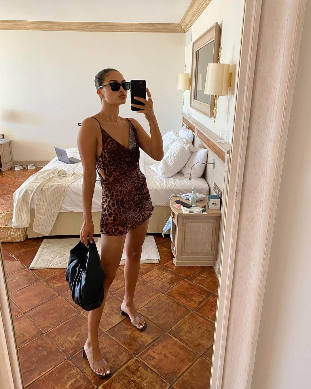 シャニーナ・シャイクのインスタグラム：「packed my mask + sunscreen 🧴」