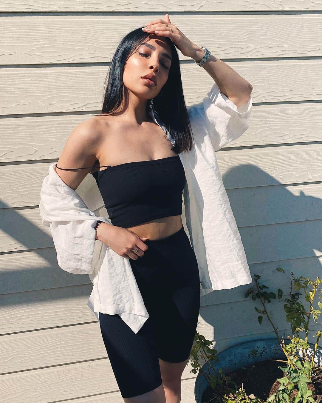 sananasのインスタグラム：「Sun-kissed ... ☀️ (j’ai couru à l’ombre juste après, you know me ! 🤷🏻‍♀️😂) Total look @Zara 🖤」
