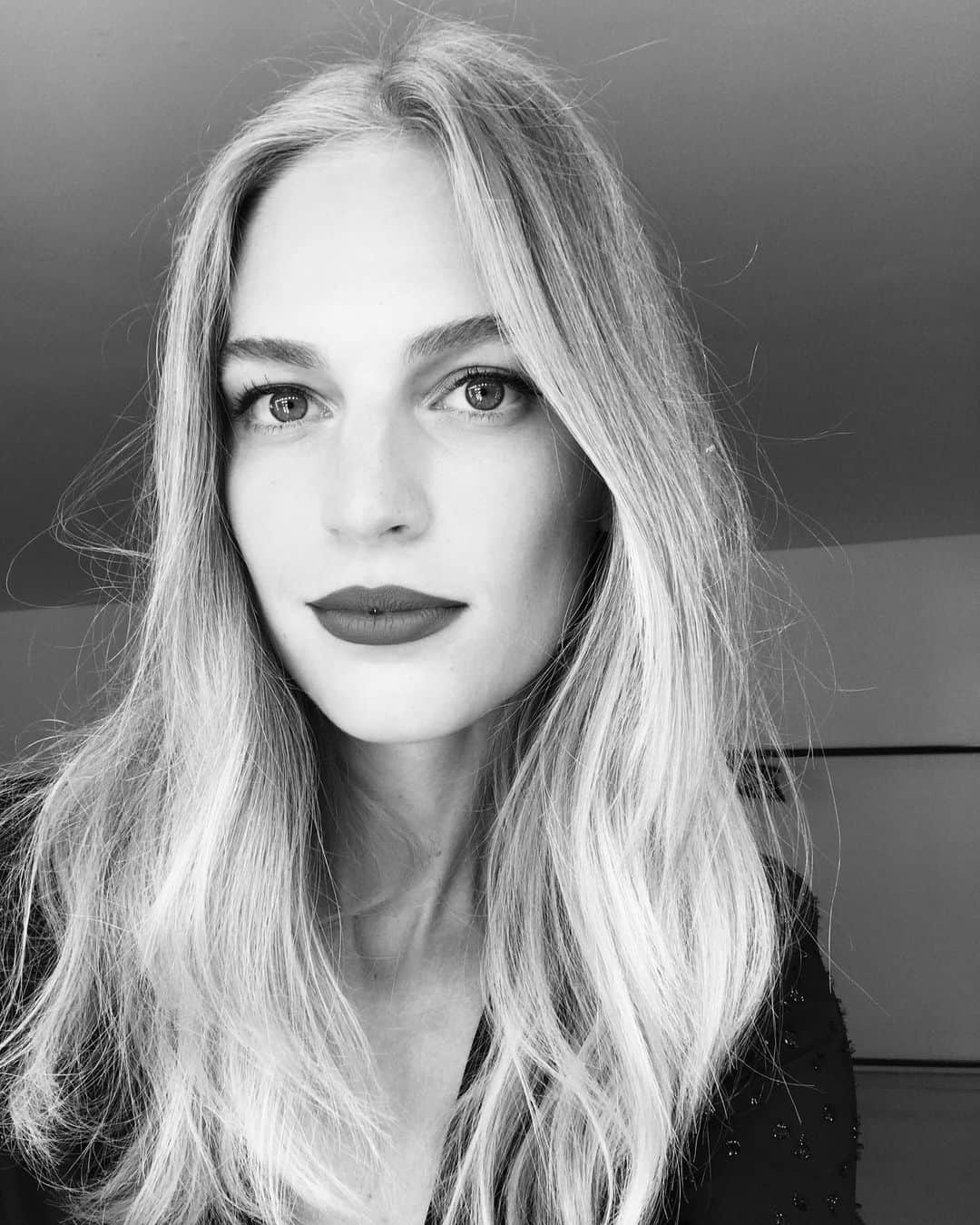ヴァネッサ・アクセンテのインスタグラム：「To all the women out there who are lifting each other up and making every day better.  Feeling grateful for all the incredible women in my life. Thank you for nominating me @fonsecamonica @poojamor 💕 #challengeaccepted #womensupportingwomen」