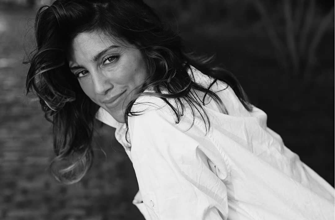 ジェニファー・エスポジートのインスタグラム：「Thank you @strongbrenda  Okay here it is #challengeaccepted #womensupportingwomen #womenempowerment BUT BE ABOUT IT -DON’T JUST TALK ABOUT IT. This isn’t just a sweet hashtag and a chance to post a black and white selfie. We are conditioned to compete against one another. Think about why and where that comes from.  My admiration towards some fierce women who have changed the very way I think about other women, myself and the world @carmenlobue @kathynajimy @realmichellehurd  And so many other great ladies @irenebremis @carmindybeauty @genineespo and ALL the badass women I know.  #letsgo」