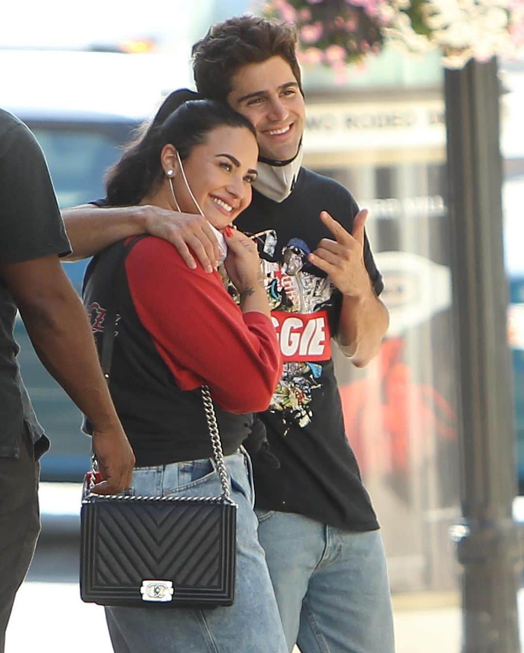 Just Jaredさんのインスタグラム写真 - (Just JaredInstagram)「@ddlovato and fiancé @maxehrich flaunt cute PDA and show off her engagement ring while shopping in Beverly Hills! #DemiLovato #MacEhrich Photos: Splash」7月28日 12時58分 - justjared
