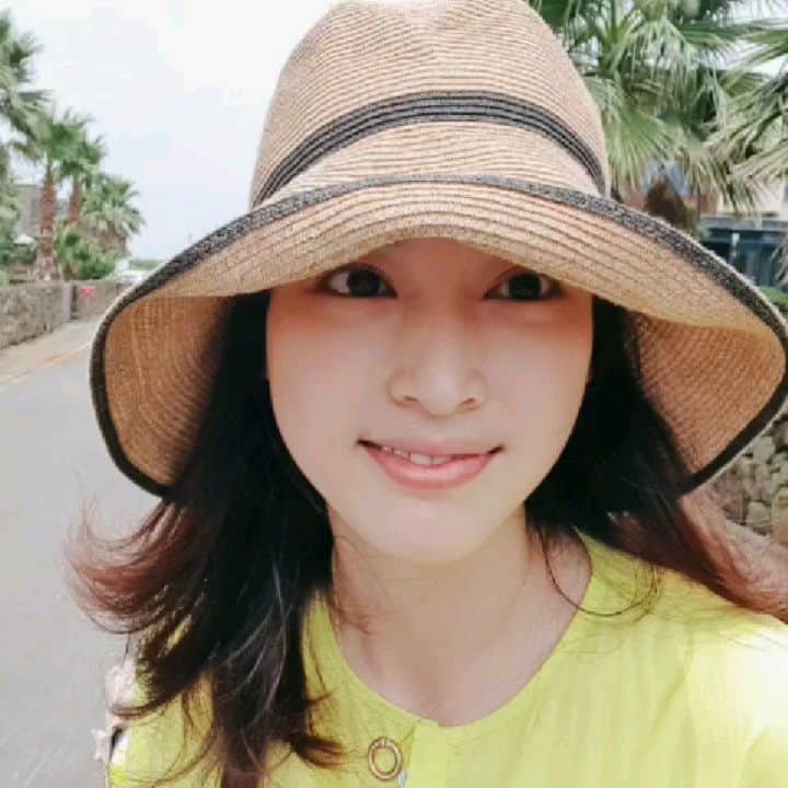 チョン・ダへのインスタグラム：「라라라라라라~~ 샤라라라~~ 가자~~~🧚‍♀️😋 . . 쓰레기장으로🏃‍♀️🤸‍♀️🏃‍♀️ ᆞ ᆞ 쓰레기버리러 가려면 꼭 챙겨야 하는 웨건과 손가방 이 먼길(약200m) 떠나려면 선풍기,뷰디아니선크림 필수!!! . 제주도 자외선은 막강합니다!!! ☀️ 타면 따가와😭 #딸래in제주 #제주도 #클린하우스 #주변에없으면큰일남 #차로가야함 #당연한게아님 #제주살이 #제주이주 #제주도민」