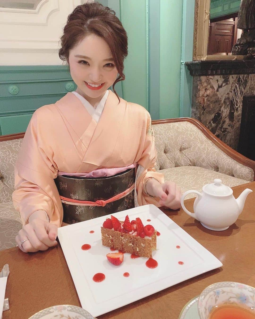 Kozueさんのインスタグラム写真 - (KozueInstagram)「. . お着物デートしたいなあ...🌸 甘いもの食べたいなあ...🍨 リハーサル頑張ってるからご褒美ほしい...← . . お着物　@mignon.hairsalon  ヘアセット着付け　@yamadaakiko さん🌸 . . #cyberjapan #サイバージャパン　#kimono #着物　#japan #日本　#京都　#kyoto」7月28日 12時59分 - kochaofficial_