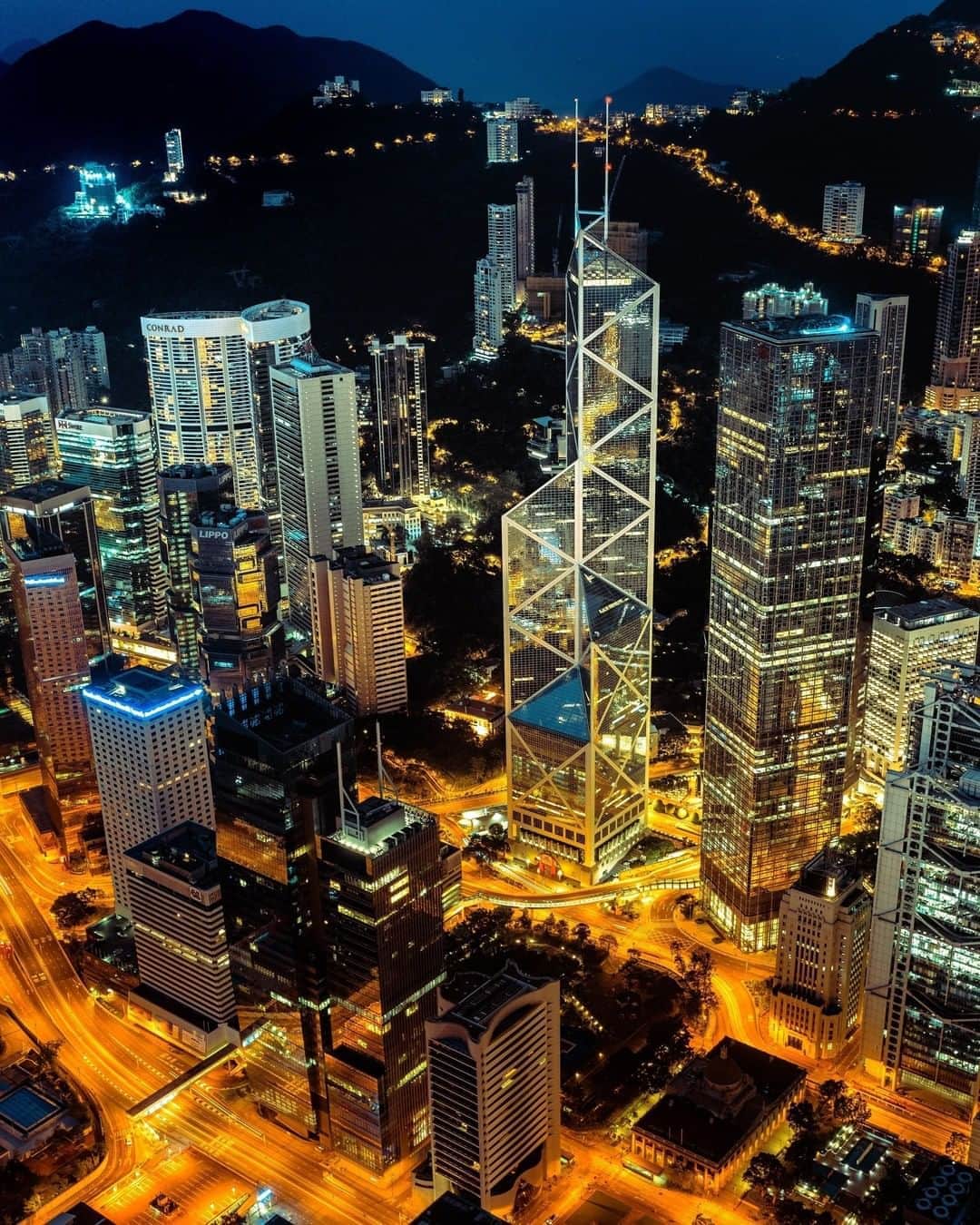Discover Hong Kongさんのインスタグラム写真 - (Discover Hong KongInstagram)「Loving the mesmerising colours of Central at night! 燈光璀璨嘅中環夜景，一個字：靚！ #DiscoverHongKong」7月28日 13時00分 - discoverhongkong