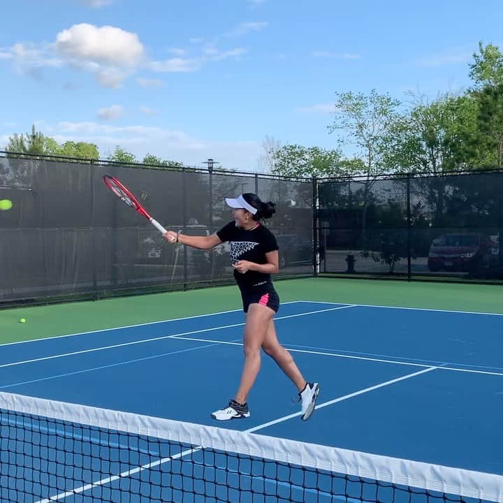 のインスタグラム：「テニス面白い🎾✨😁 Enjoying the moments on court🤪  #letsgo • • #テニス #トレーニング #アスリート #筋トレ #筋トレ女子 #スポーツ #日焼け #アメリカ #tennis #sports #life #gym #training #fitness #fit #athlete #tennisplayer #work #houston #home  #테니스 #스포츠  #운동 #love #ヒューストン」