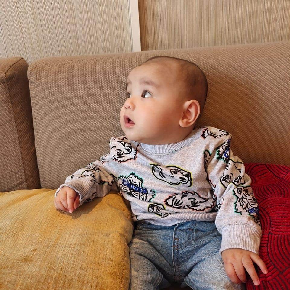 Vicky Shuさんのインスタグラム写真 - (Vicky ShuInstagram)「Hi GUIN!!  #guinandra5month Difotoin yuma @faiza_aljufri  Sweaternya dari bunda @natashayudhasoka」7月28日 11時37分 - vickyshu