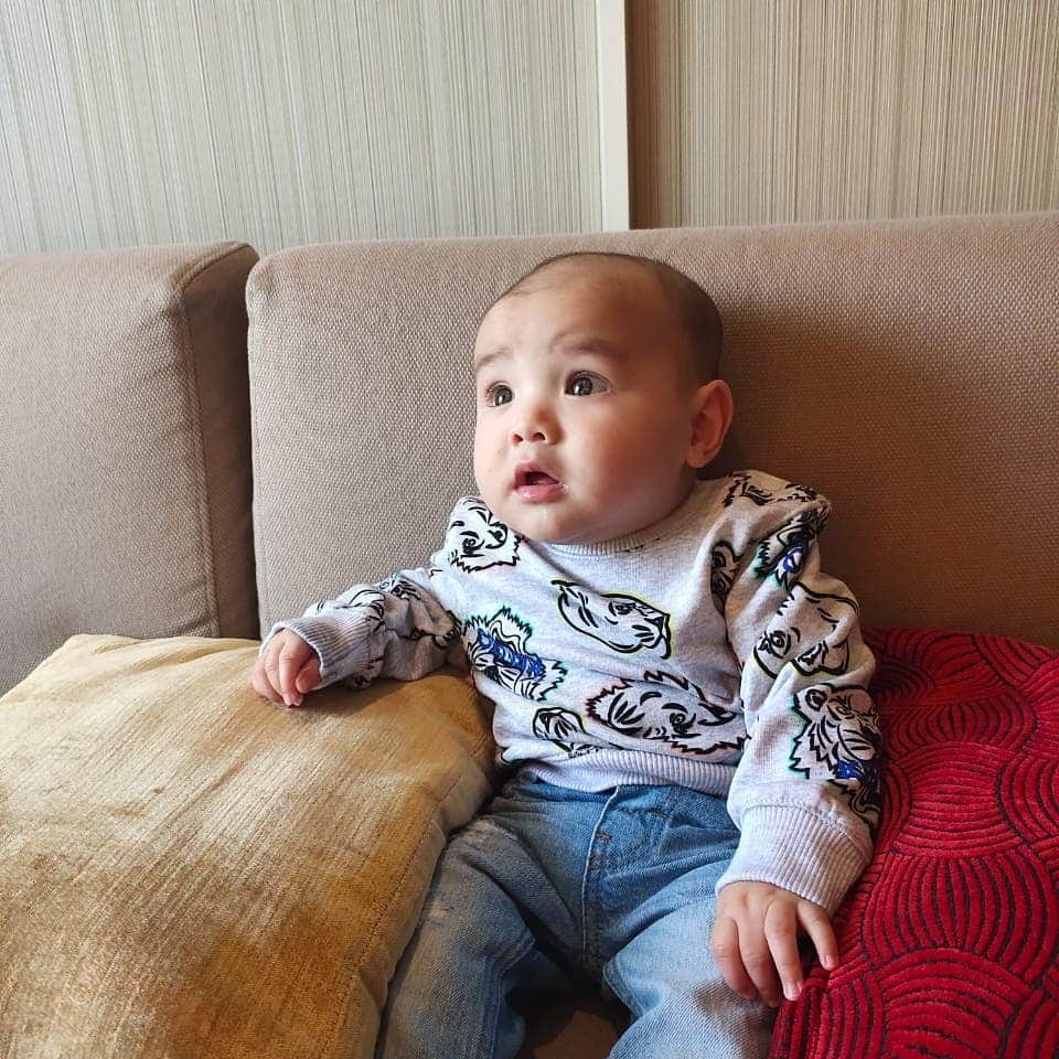 Vicky Shuさんのインスタグラム写真 - (Vicky ShuInstagram)「Hi GUIN!!  #guinandra5month Difotoin yuma @faiza_aljufri  Sweaternya dari bunda @natashayudhasoka」7月28日 11時37分 - vickyshu