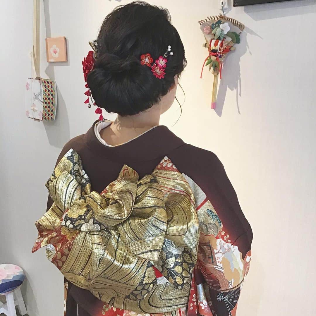 金沢着物レンタルshop心結〜kokoyui〜のインスタグラム：「お持ち込みの振袖着付けとヘアセットさせて頂きました^ ^  えんじに豪華な金の帯が映えてとっても綺麗です❤️ 赤い小物もすごく似合ってらっしゃいました！  これから両家顔合わせだそうで おめでとうございます㊗️✨  心結ではお持ち込みのお着物着付けも承っておりますので お気軽にご連絡下さい😌 足りない小物はレンタルも可能ですよ✨  ⚫︎金沢駅前 着物レンタル心結(ここゆい)  ⚫︎営業時間 : 9:00〜18:00 ⚫︎address : 金沢市本町1-3-39 ⚫︎tell : 076-221-7799 ⚫︎金沢駅から徒歩5分  ⚫︎コインパーキング補助あり  心結の着物一覧▶@kokoyui_kimono 振袖や袴はこちら▶@kokoyui_furisode 七五三やお子さんの着物はこちら▶@kokoyui753 . #着物ヘア #ヘアセット #和服 #着物 #着物コーディネート #きもの #着物女子 #金沢観光」