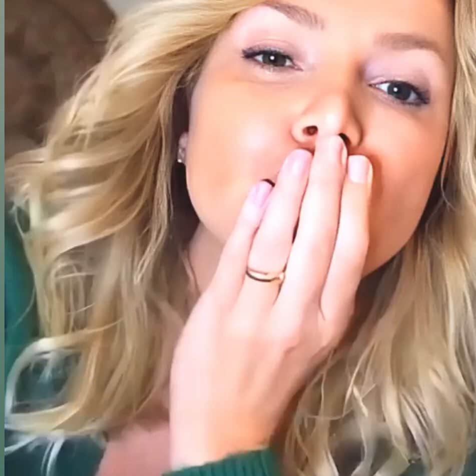 Eliana Michaelichin Bezerraのインスタグラム：「Beijo com saúde e boa noite🥰 #vaificartudobem」