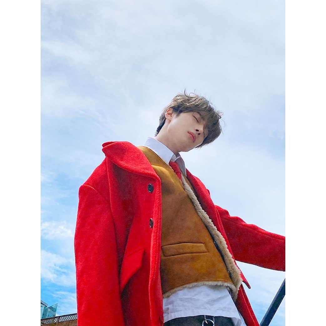 Victonさんのインスタグラム写真 - (VictonInstagram)「[V_V] #VICTON_Staff_VIEW #Self_camera🤳 @1stlookofficial Magazine Behind📸 - 한남매가 함께한 퍼스트룩 200호❤️ [촬영 대기 중 마델 우야의 감성 샷!] - #VICTON #한승우 #1stlookofficialMagazine」7月28日 11時40分 - victon1109