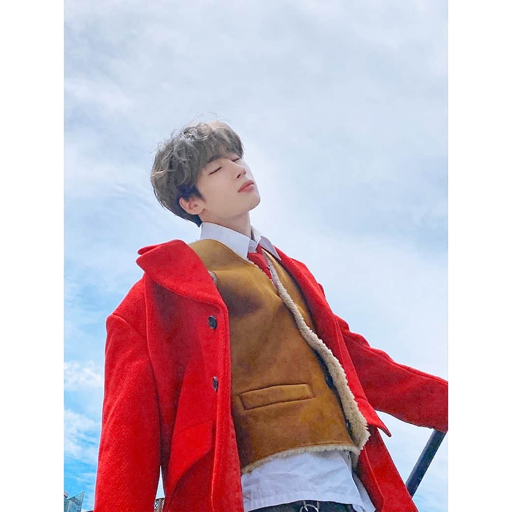 Victonさんのインスタグラム写真 - (VictonInstagram)「[V_V] #VICTON_Staff_VIEW #Self_camera🤳 @1stlookofficial Magazine Behind📸 - 한남매가 함께한 퍼스트룩 200호❤️ [촬영 대기 중 마델 우야의 감성 샷!] - #VICTON #한승우 #1stlookofficialMagazine」7月28日 11時40分 - victon1109