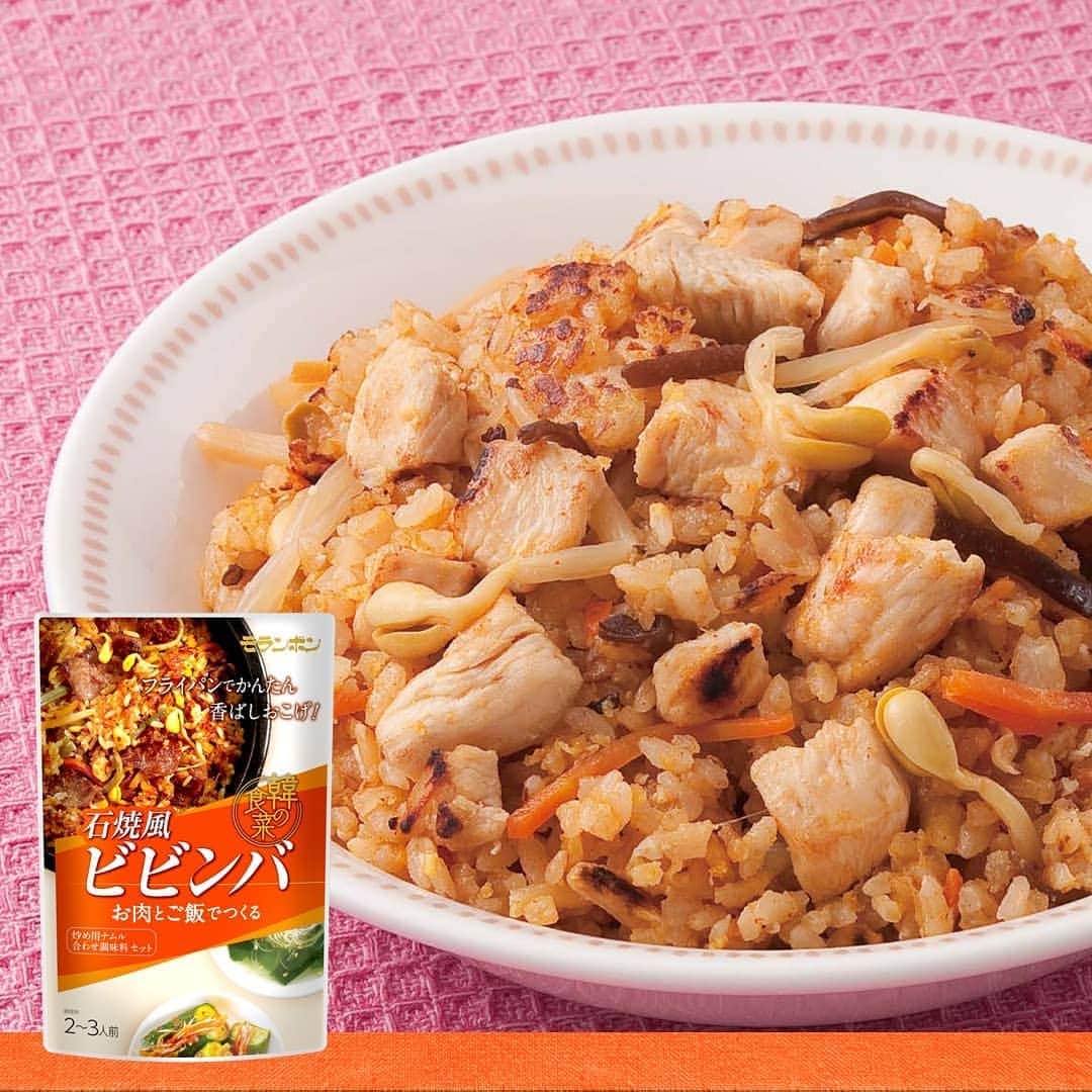 韓の食菜さんのインスタグラム写真 - (韓の食菜Instagram)「＼鶏むね肉 de ビビンバ／ . 牛または豚肉で作ることの多いビビンバを鶏むね肉でも楽しんでみませんか？ しっとりした鶏むね肉を使うことで、いつもと違った味わいに仕上がります。 . 「モランボン　鶏むね肉のビビンバ」で検索！ http://han-no-shokusai.moranbong.co.jp/recipe/detail/id=930 . #鶏むね肉のビビンバ #韓の食菜 #石焼風ビビンバ #韓の食菜石焼風ビビンバ #ビビンバ #炒め用ナムル #合わせ調味料 #韓国料理 #韓国グルメ #韓国 #韓コレ #料理#レシピ #簡単レシピ #今日の献立 #フライパン #おうちごはん #おうち時間 #モランボン @moranbong_official　@hannoshokusai」7月28日 11時42分 - hannoshokusai