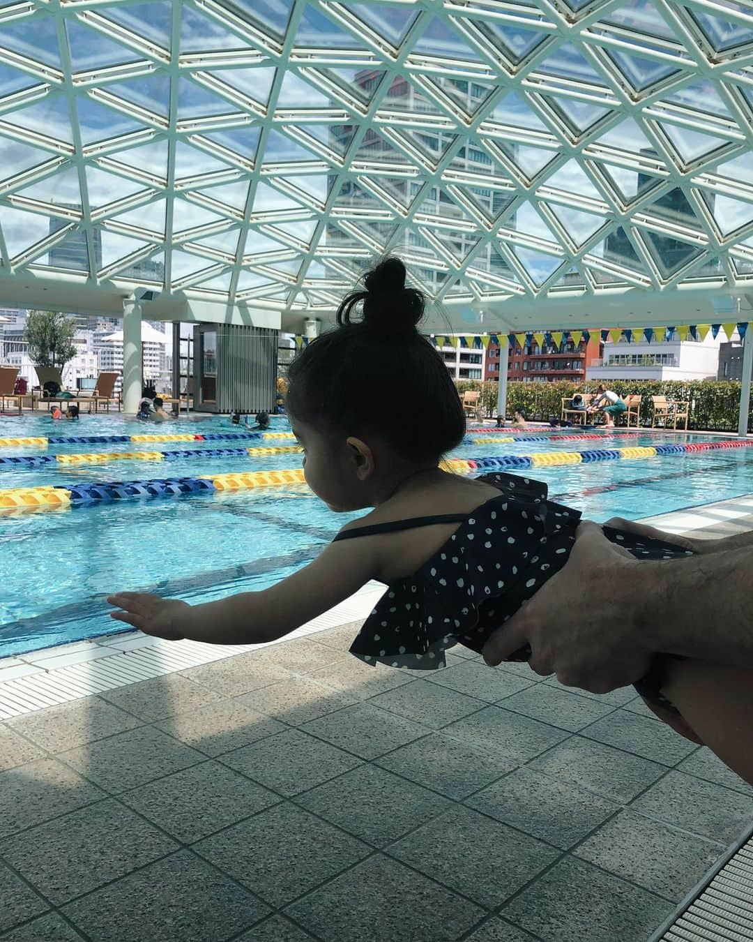 大橋菜央さんのインスタグラム写真 - (大橋菜央Instagram)「Stroke practice 🏊‍♀️ ﻿ ﻿ ﻿ ﻿ ポーズだけはいっちょまえ😁✨﻿ 有り余るエネルギーを消費すべくプールに通う日々﻿... ﻿ ﻿ ﻿ #エネルギーの塊 #体力半端ない #4連休 #プール #strokepracrice ﻿#2歳5ヶ月 #2歳 #たれ目 #たれ眉 #miababyliving  ﻿ ﻿ ﻿」7月28日 11時44分 - naoliving