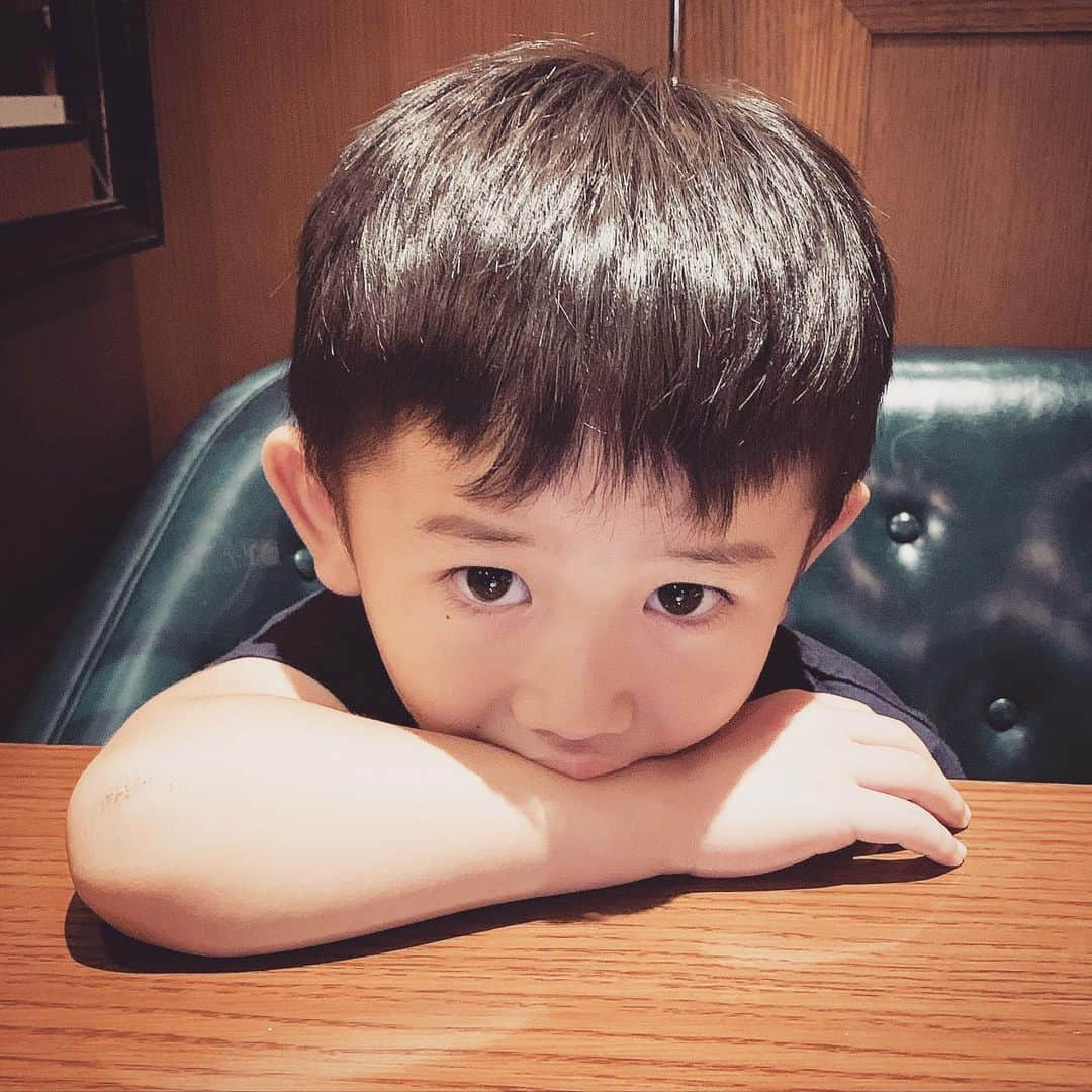 小堀ケネスさんのインスタグラム写真 - (小堀ケネスInstagram)「Just can’t say “NO” to Dean with these googly eyes.😍  ディーン君のオネダリ顔。 パパはあまあまです。😅  #notdrunk #littledean #googlyeyes #toocute #ディーン君　#オネダリ顔　#鬼ママ　#パパ　#あまあま   @mariakamiyama」7月28日 11時48分 - kenkob0903