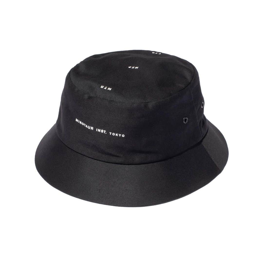 のインスタグラム：「. 【MINOTAUR INST. × MXP COLLABORATION ITEM】 MMT HAT / MA90542M  メンズファッションブランドMINOTAUR INST. @minotaur_inst._official とのコラボレーションによるキャップとハットを発売します。  日差しの強い季節、キャップやハットは大切なアイテムですが、高温や湿度の上昇により汗をかきやすく、つい長時間あるいは繰り返し着用することによる汗のニオイが気になる方も多いかと思います。  今回発売のキャップ・ハットには、MXP®がオリジナルで開発した「マキシフレッシュ®」の布帛素材を内側に使用。「マキシフレッシュ®」は汗のニオイの成分を中和・吸着して消臭できる性質を持っている高機能糸で、その消臭機能は洗濯をすることで復元し、長期間持続します。キャップはステッチを入れる箇所を少なくし、小さめのプリントによるクリーンでミニマルなデザインが特徴。アジャスタブル仕様になっており、サイズ調整が可能。  #mxp #臭わないを着る #機能素材 #消臭 #宇宙下着 #MTRMXP #minotaur_inst #minotaurinst #minotaur #ミノトールインスト #ミノトール」