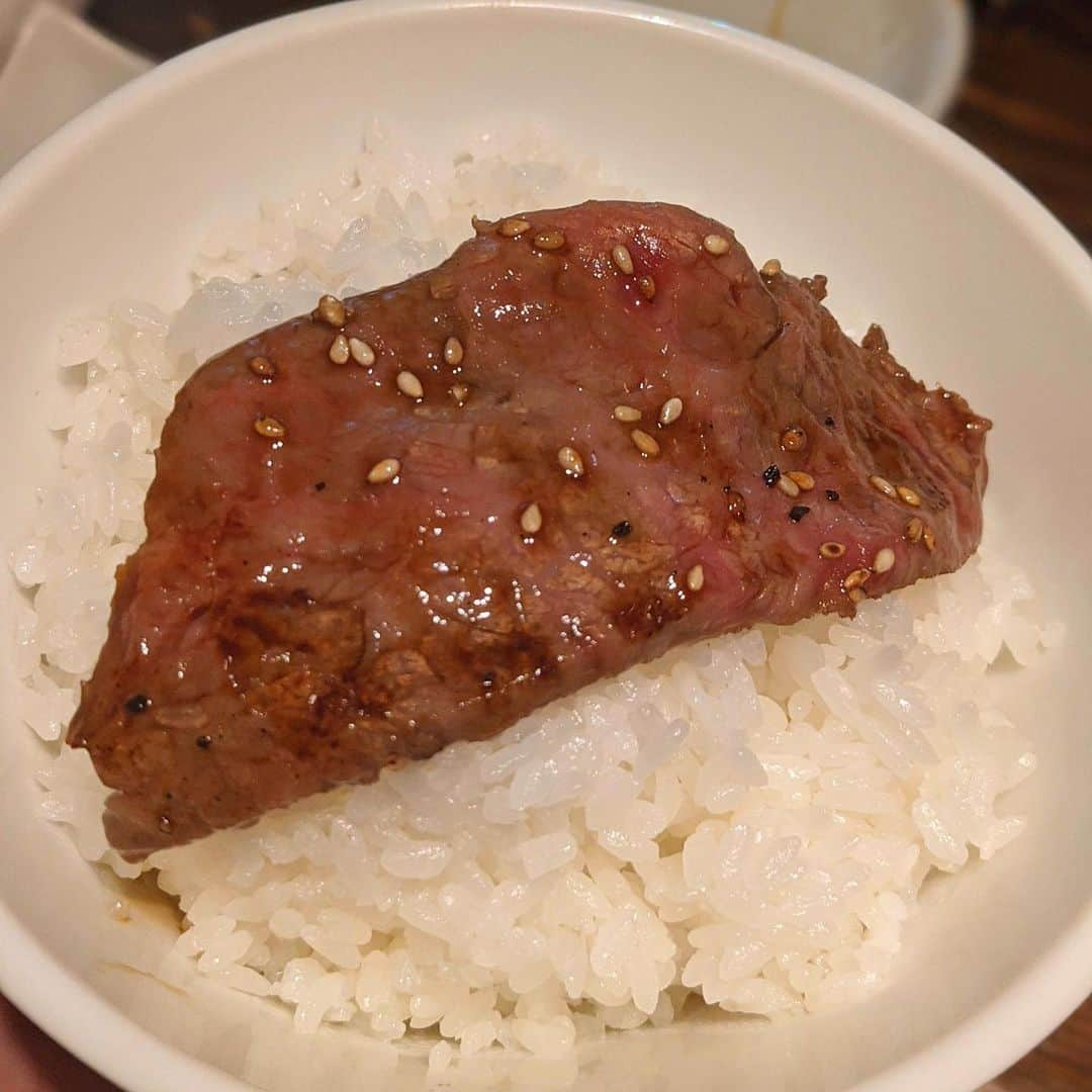 大見さなえさんのインスタグラム写真 - (大見さなえInstagram)「炙り肉寿司　キャビアのせ🍣🥩﻿ 六本木『#ニクアザブ 』﻿ ﻿ 安いお値段で少量ずつ頼めるのが嬉しいポイント☺️💡﻿ 1枚目のキャビアのってる肉寿司も1貫400円！✨﻿ ﻿ 他にもサーロイン焼きしゃぶ1枚500円など﻿ お肉もものによっては、1切れから頼めたりするから﻿ 沢山食べれないけど色んな種類食べたい女子にも嬉しい🥩﻿ ﻿ 活気あふれる店内で友達とワイワイ楽しみたいお店(*^^*)﻿ テキーラもサービスしてくださった🥺﻿ ありがとうございました🥃﻿ ﻿ #焼肉 #やきにく #焼き肉 #肉寿司 #お寿司﻿ #握り #キャビア #六本木グルメ#東京焼肉﻿ #六本木焼肉 #コスパ高い #めぐログ_六本木」7月28日 11時56分 - tabe_megumi